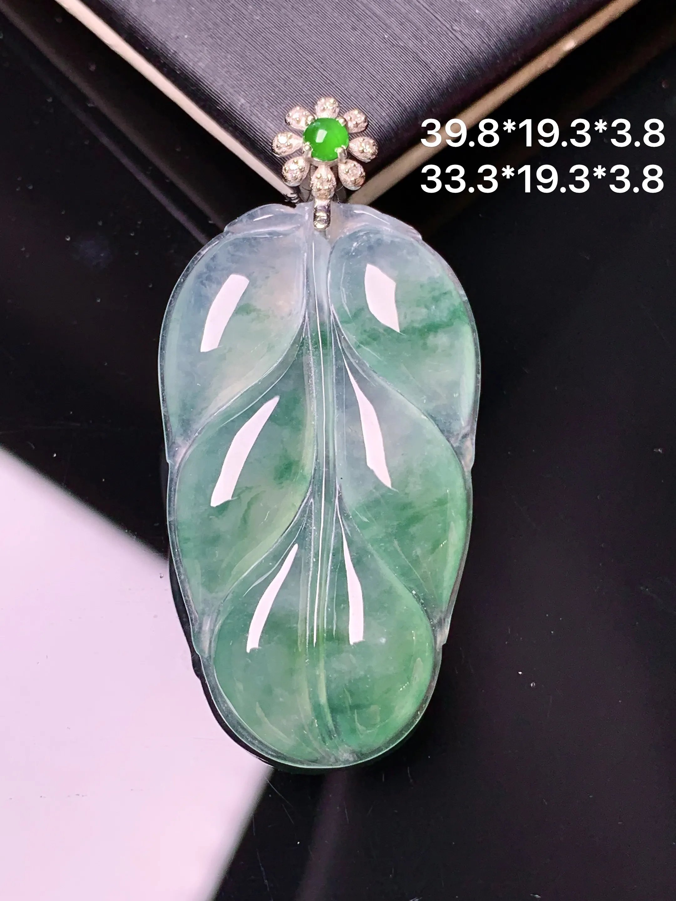 18k金钻镶嵌冰种飘绿树叶吊坠 玉质细腻 色泽清新艳丽 整体尺寸39.8*19.3*3.8