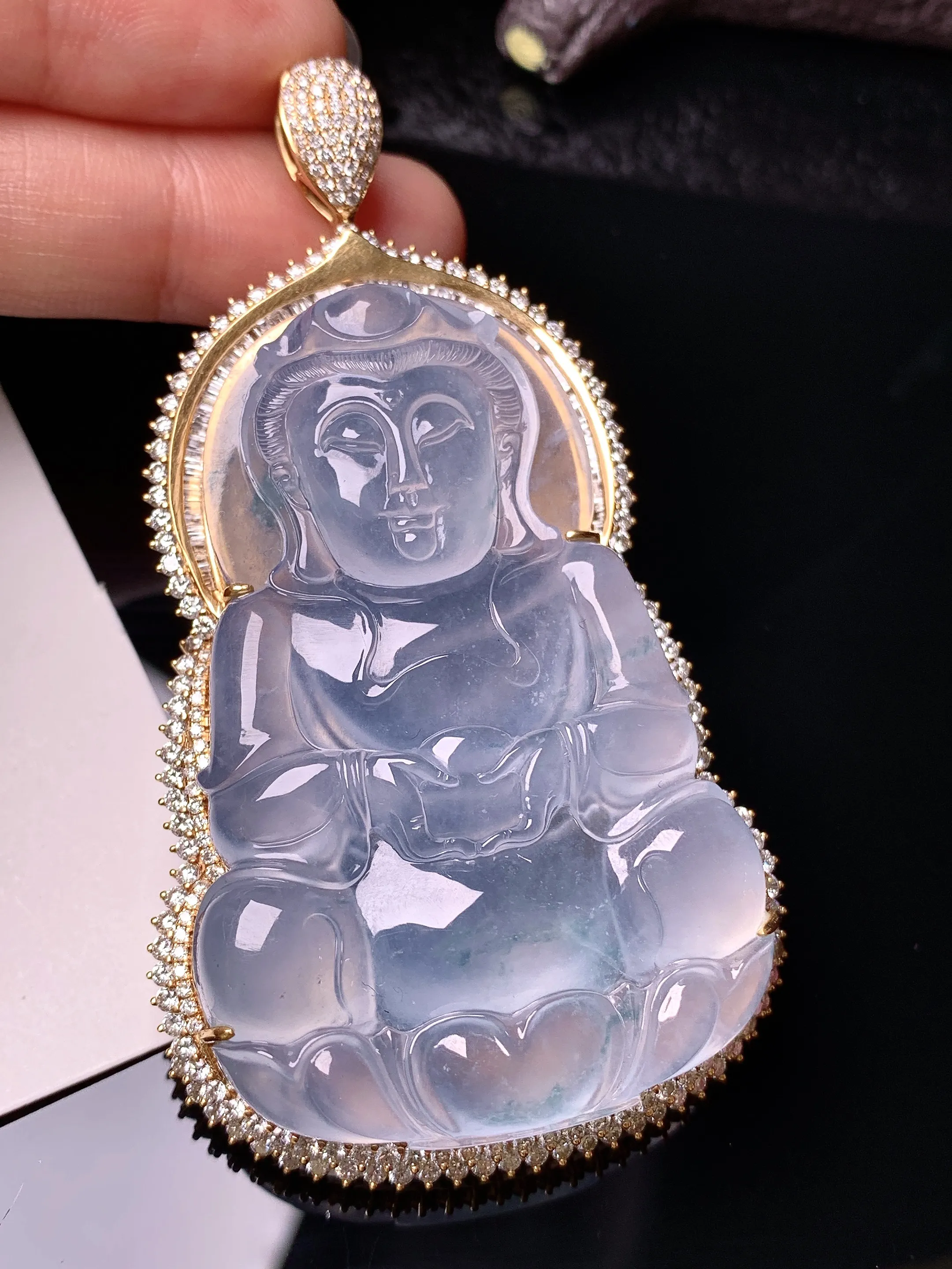 18k金钻镶嵌冰种观音吊坠 玉质细腻 色泽清新艳丽 整体尺寸76.8*41.6*13.8