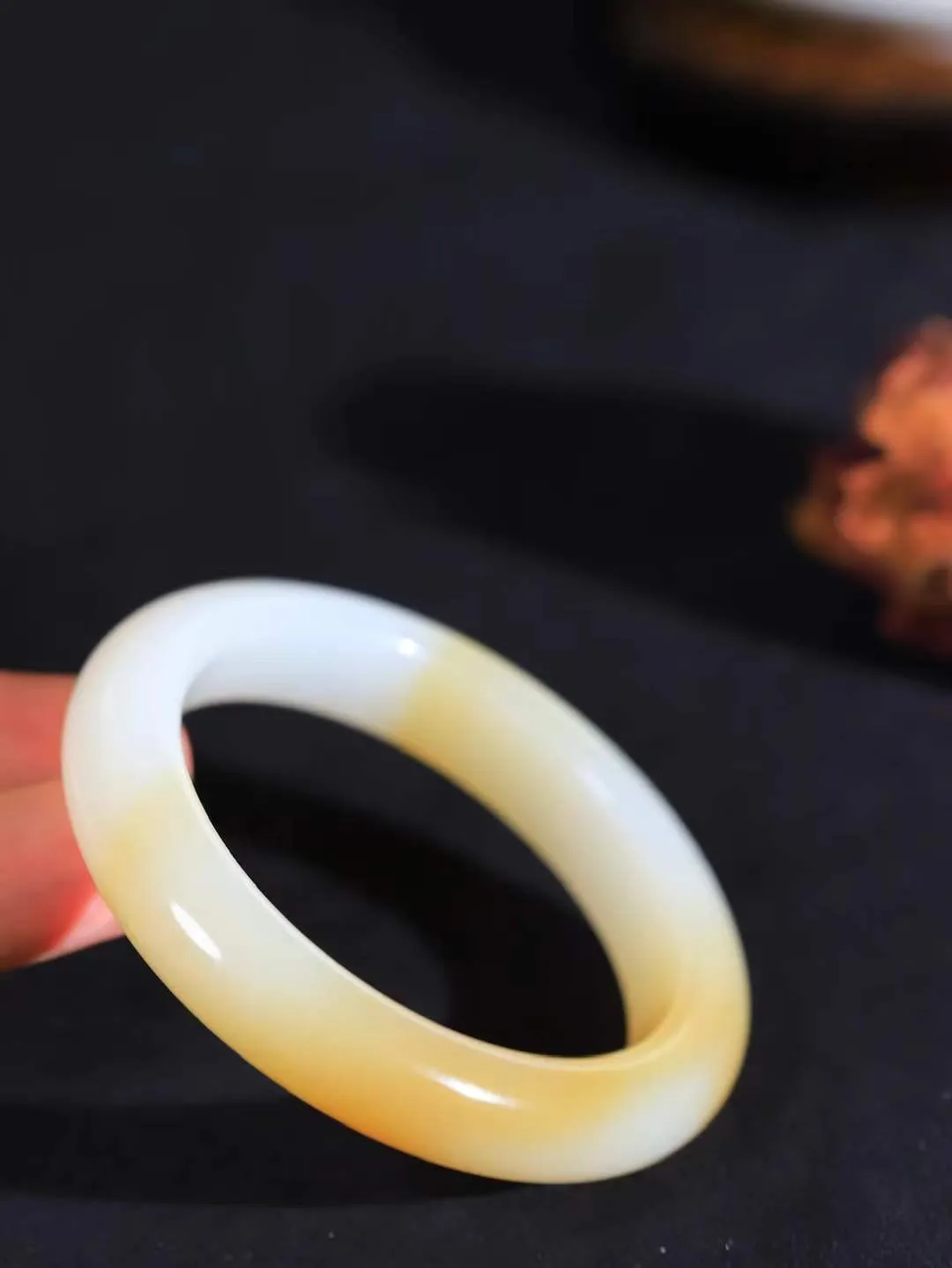 （温柔雅致.手镯）

精品️和田玉糖白玉手镯。镯型饱满，温润细腻，脂润沁香。️执一卷书，沏一盏茶，着一袭裙，戴一只镯。淡淡浅笺，素心若兰，静赏玉中诗画。悠悠岁月，芊手轻摘，盛满诗样芳华。重51.6克   尺寸52.5-11.9-9.5mm    FDL-661102133