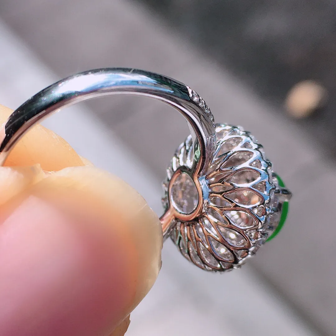 阳绿蛋面戒指，色泽均匀艳丽，玉质细腻，荧光感超
强，饱满圆润，尽显优雅气质，18k
金豪华镶嵌