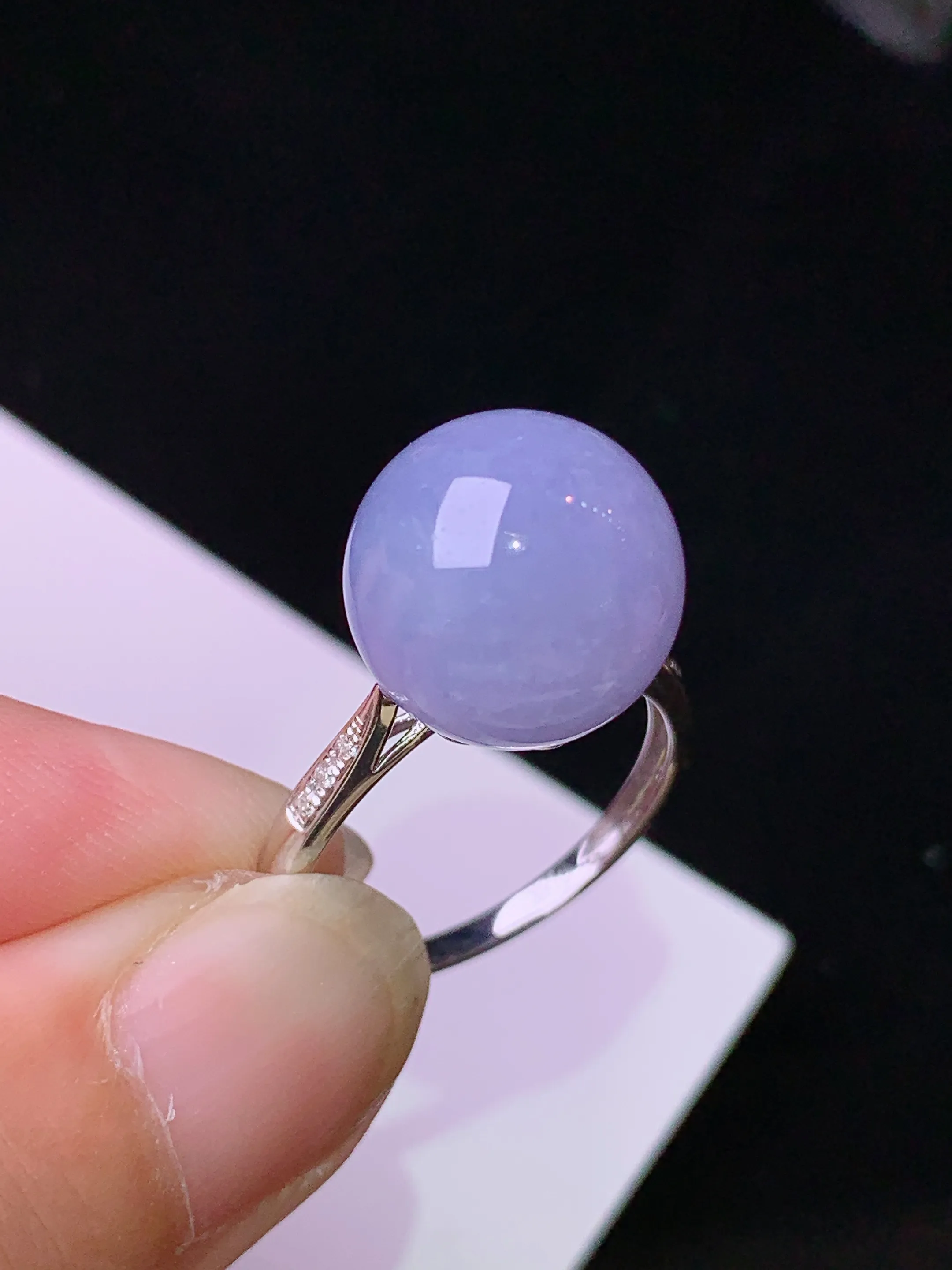 18k金钻镶嵌紫罗兰圆珠戒指 玉质细腻 色泽清新艳丽 圈口14 整体尺寸12.2