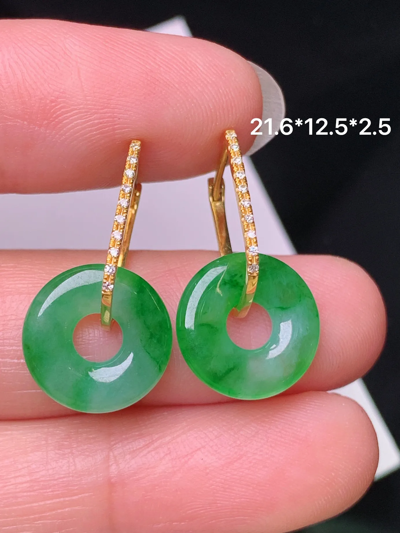 18k金钻镶嵌翠绿平安扣耳坠 玉质细腻 色泽清新艳丽 整体尺寸21.6*12.5*2.5