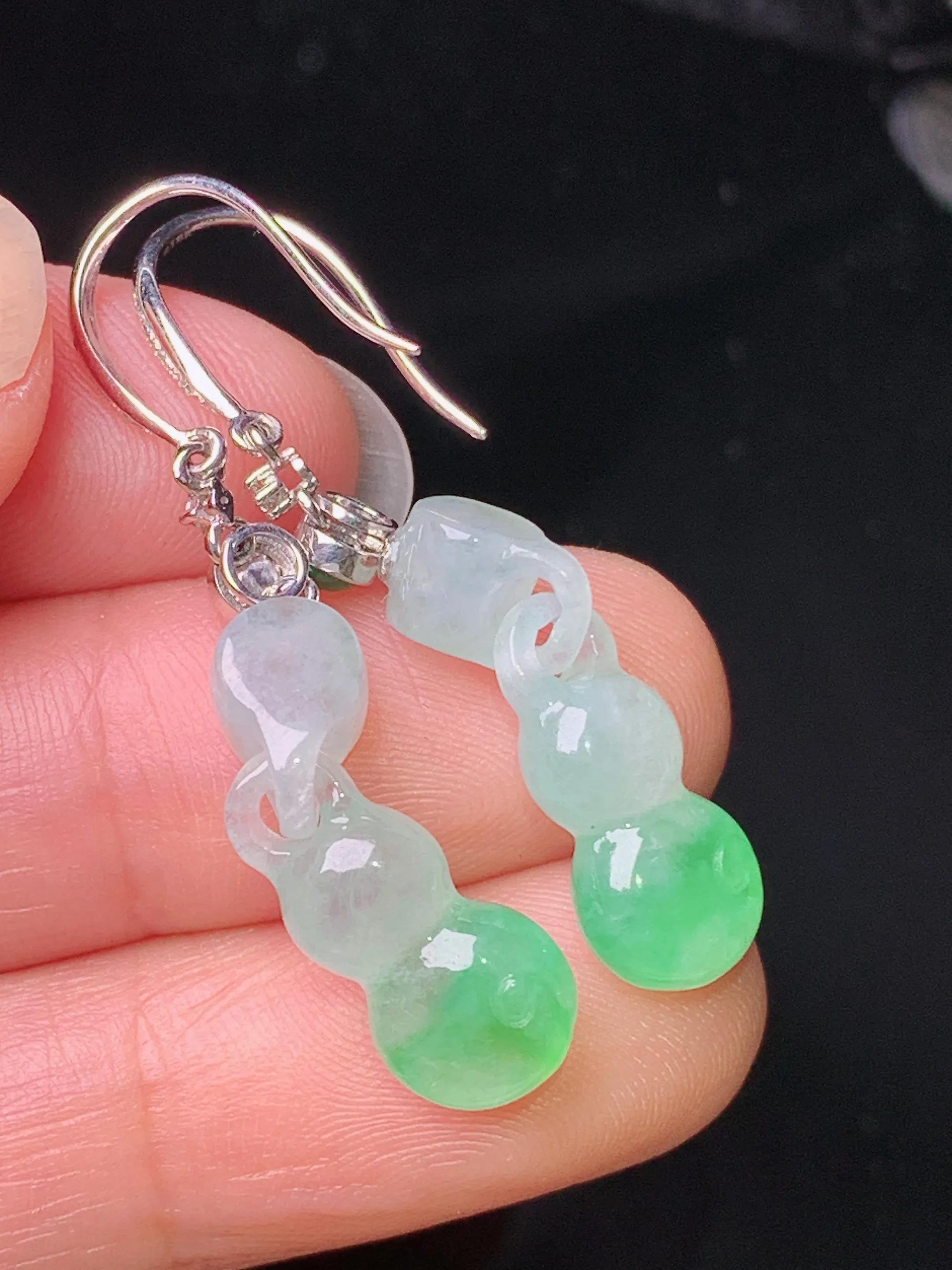 18k金钻镶嵌葫芦耳坠 玉质细腻 色泽清新艳丽 整体尺寸39.2*7.5*5