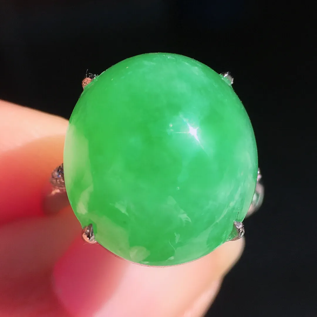阳绿蛋面戒指，色泽均匀艳丽，玉质细腻，荧光感超
强，饱满圆润，尽显优雅气质，18k
金豪华镶嵌