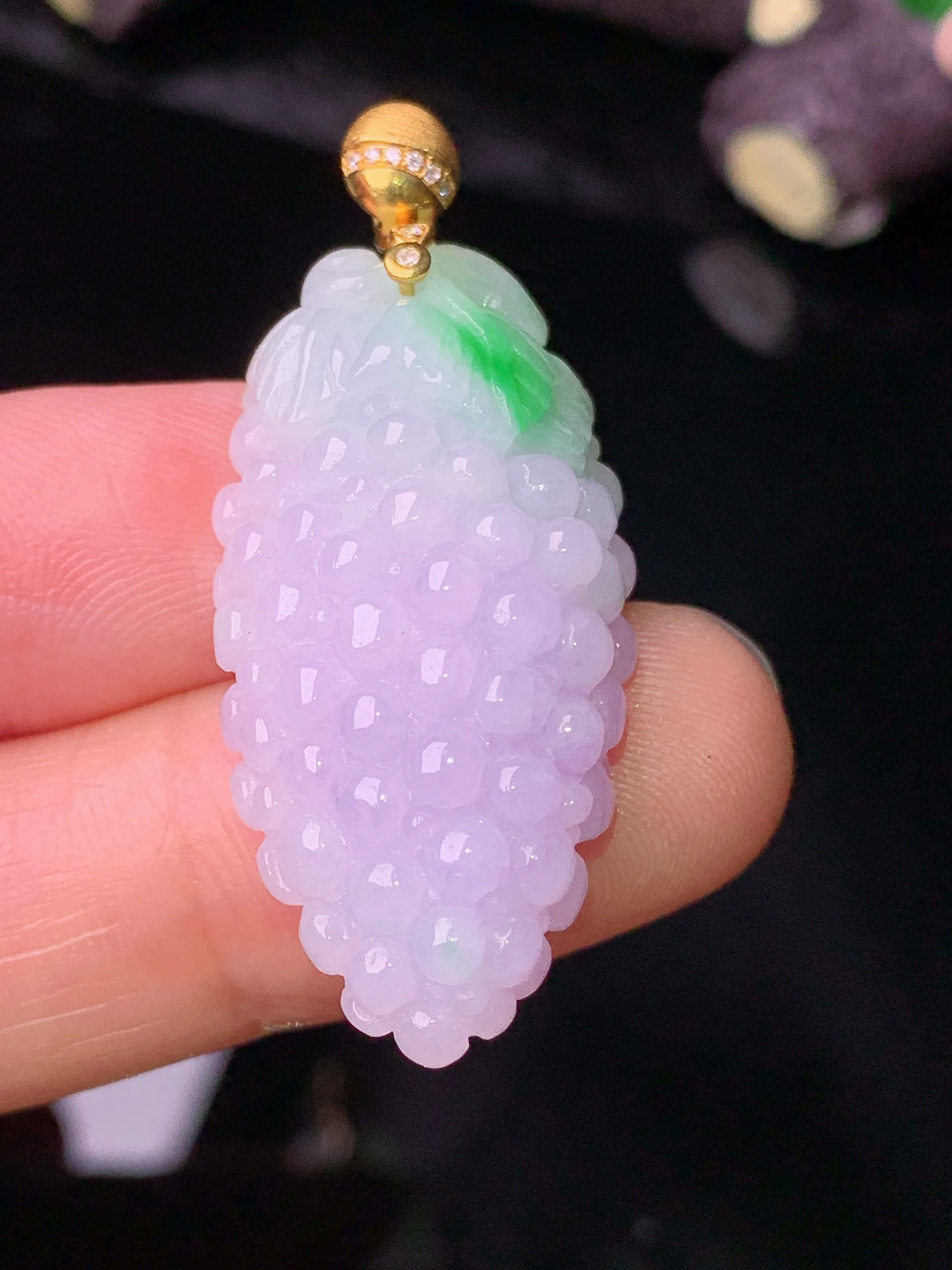 18k金钻镶嵌紫罗兰葡萄吊坠 玉质细腻 色泽清新艳丽 整体尺寸40.2*16.8*9.2