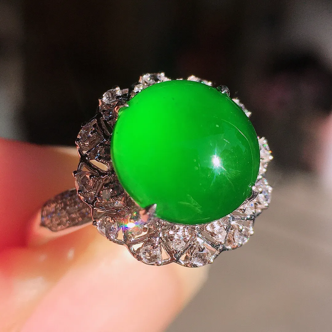 阳绿蛋面戒指，色泽均匀艳丽，玉质细腻，荧光感超
强，饱满圆润，尽显优雅气质，18k
金豪华镶嵌