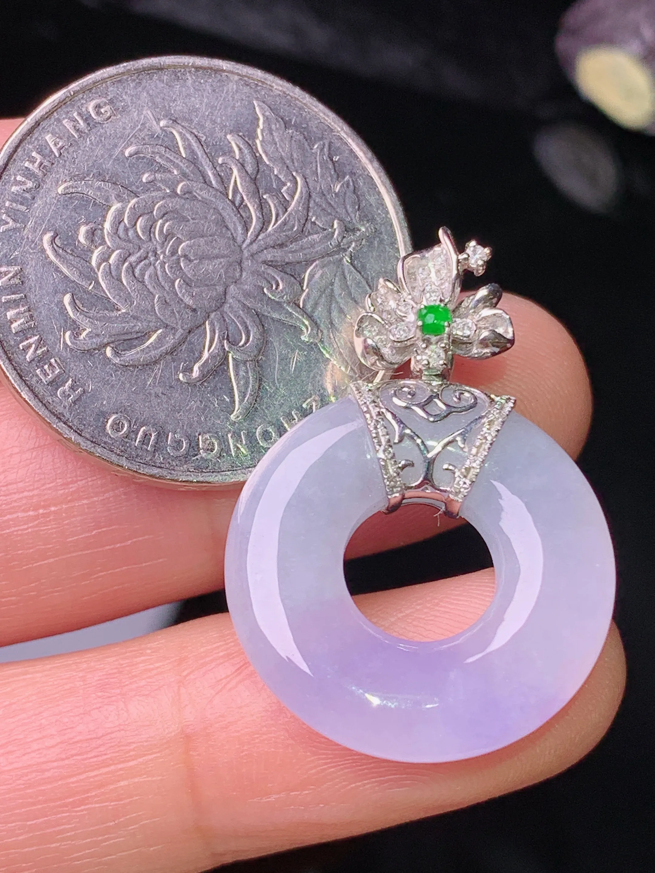 18k金钻镶嵌紫罗兰平安环吊坠 玉质细腻 色泽清新艳丽 整体尺寸28.8*20.5*4.5