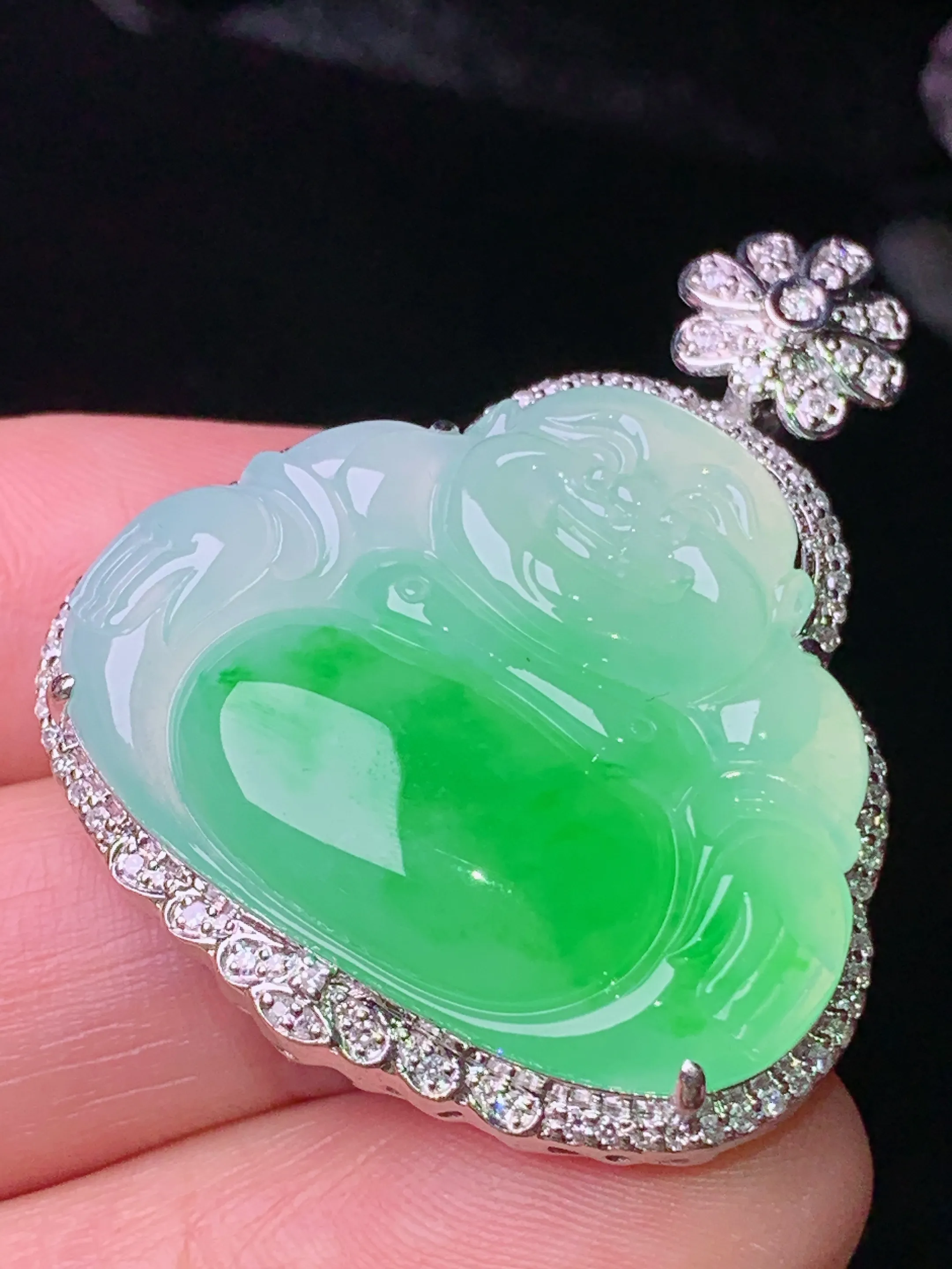 18k金钻镶嵌翠绿佛公吊坠 玉质细腻 色泽清新艳丽 整体尺寸38*32*10.7