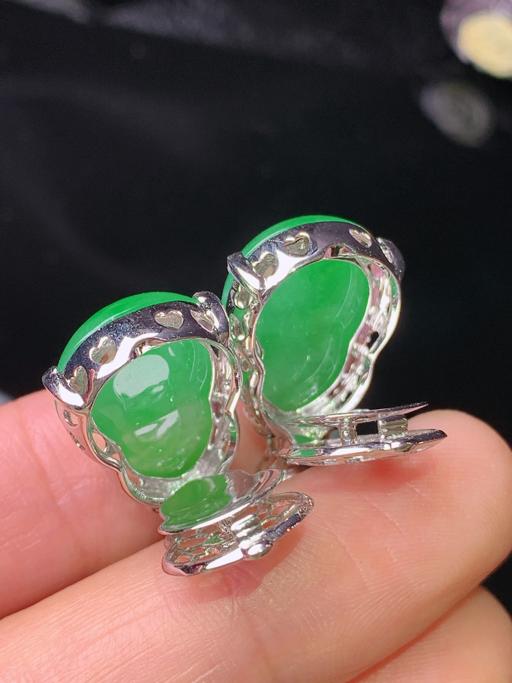 18k金钻镶嵌满绿葫芦耳坠吊坠两用款 玉质细腻 色泽清新艳丽 整体尺寸41.5*12.7*8.8