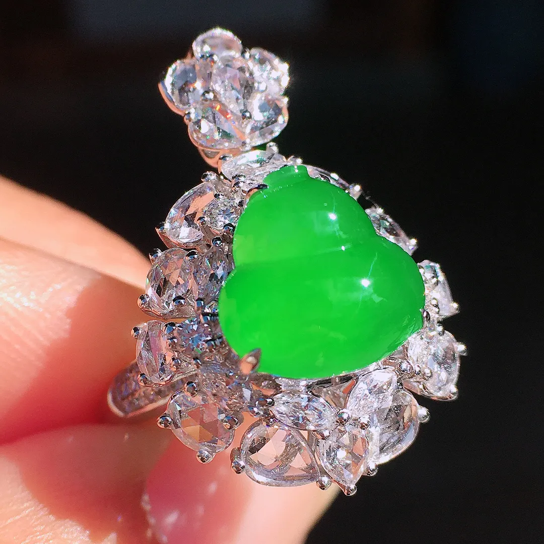 阳绿葫芦戒指/吊坠两用款，色泽均匀艳丽，玉质细腻，荧光感超
强，饱满圆润，尽显优雅气质，18k
金豪华镶嵌