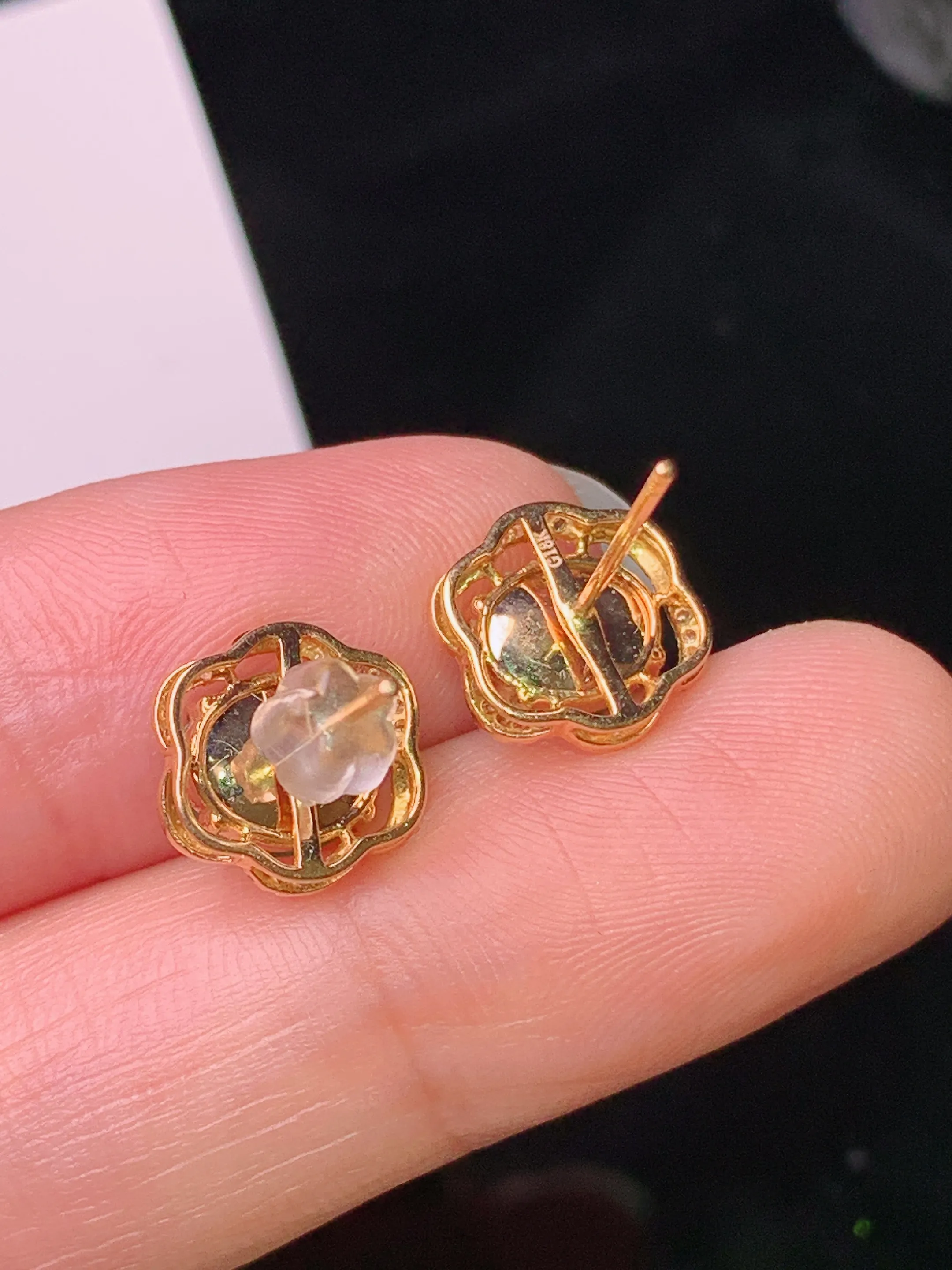 18k金钻镶嵌翠绿蛋面耳钉 玉质细腻 色泽清新艳丽 整体尺寸9.7*5