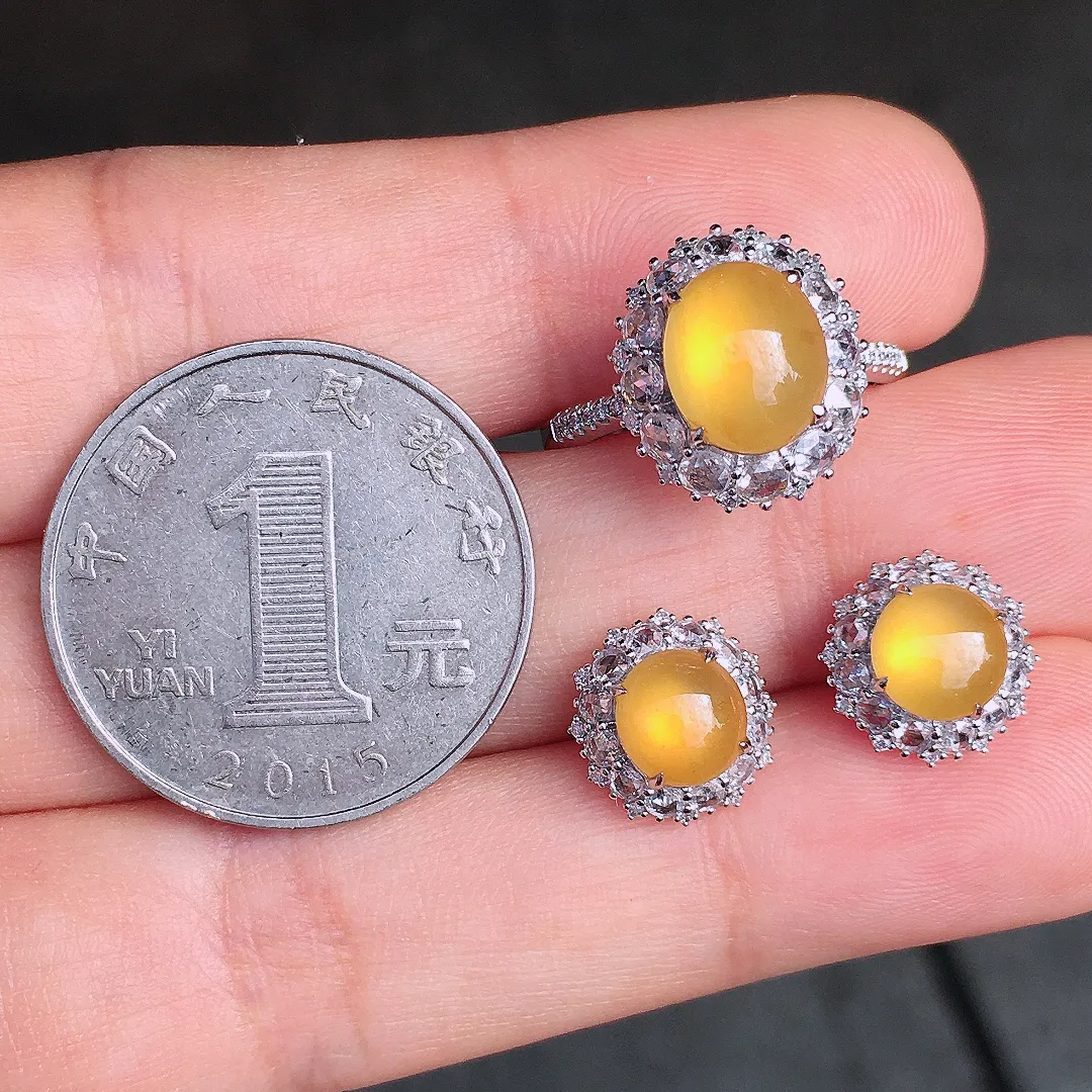 黄翡蛋面套装（戒指+耳钉），色泽均匀艳丽，玉质细腻，荧光感超
强，饱满圆润，尽显优雅气质，18k
金豪华镶嵌