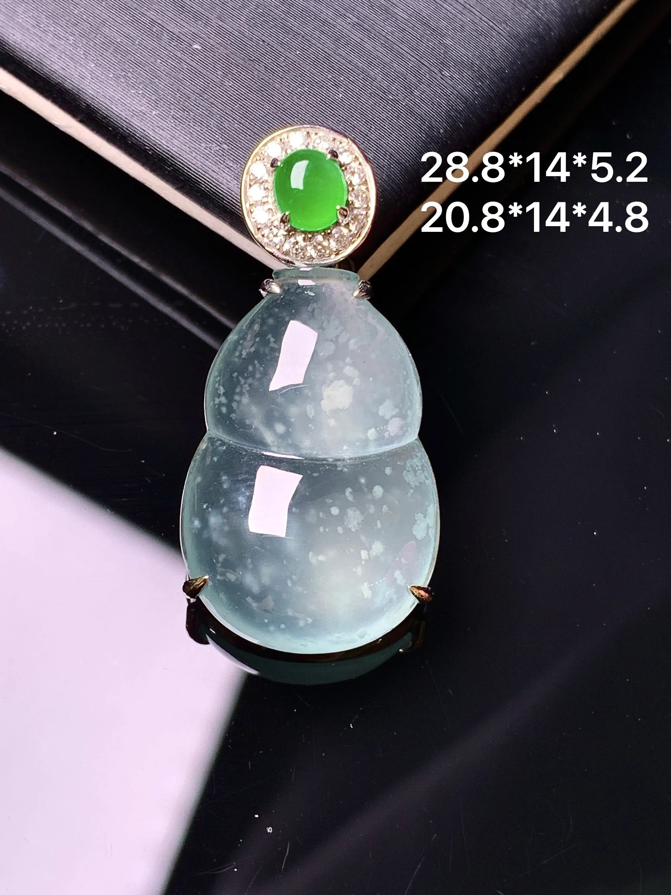 18k金钻镶嵌冰种木那料雪花棉葫芦吊坠 玉质细腻 色泽清新艳丽 整体尺寸28.8*14*5.2