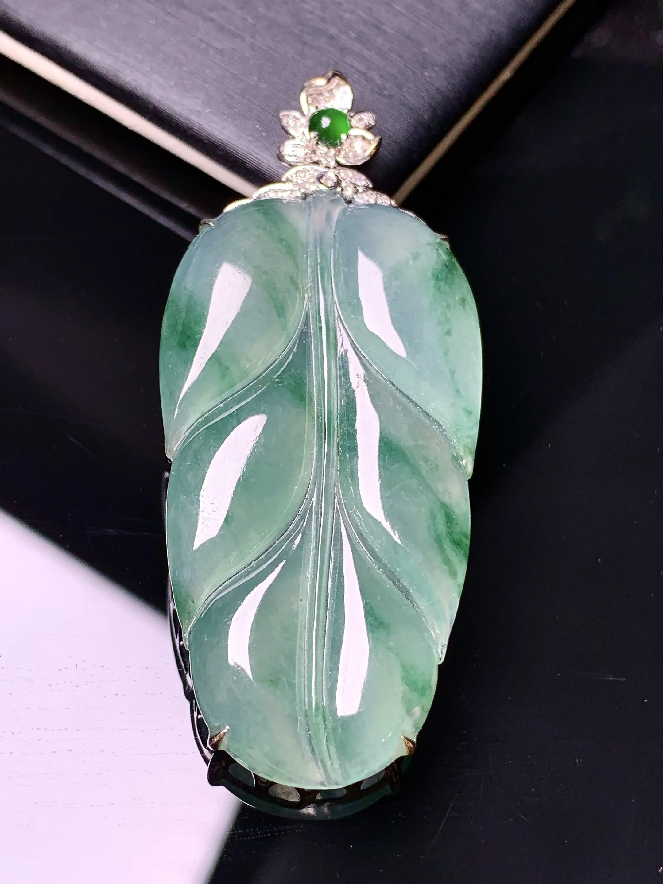 18k金钻镶嵌冰种飘绿树叶吊坠 玉质细腻 色泽清新艳丽 整体尺寸51.2*22*6.6