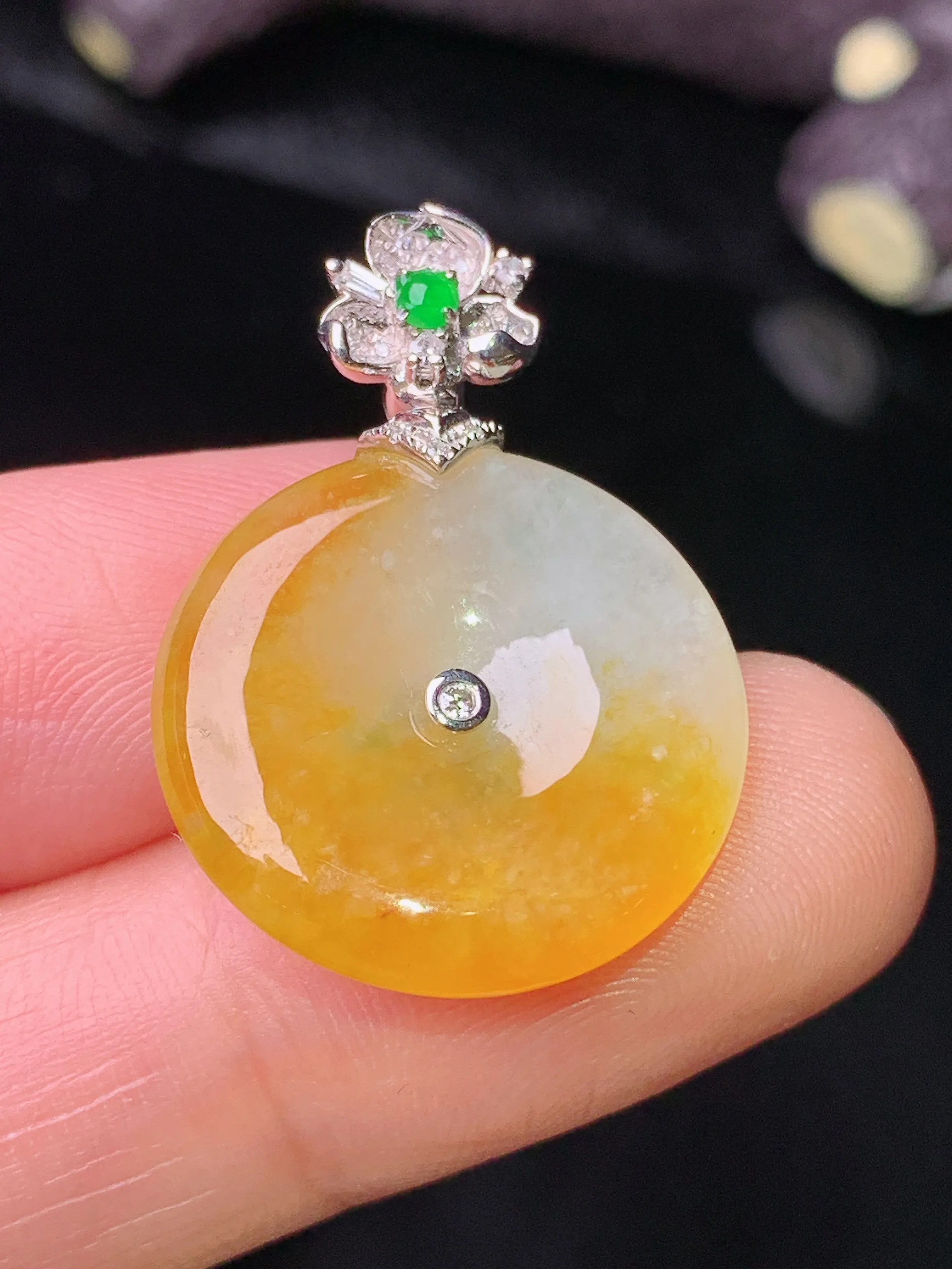 18k金钻镶嵌黄翡平安扣吊坠 玉质细腻 色泽清新艳丽 整体尺寸27.7*19.5*4