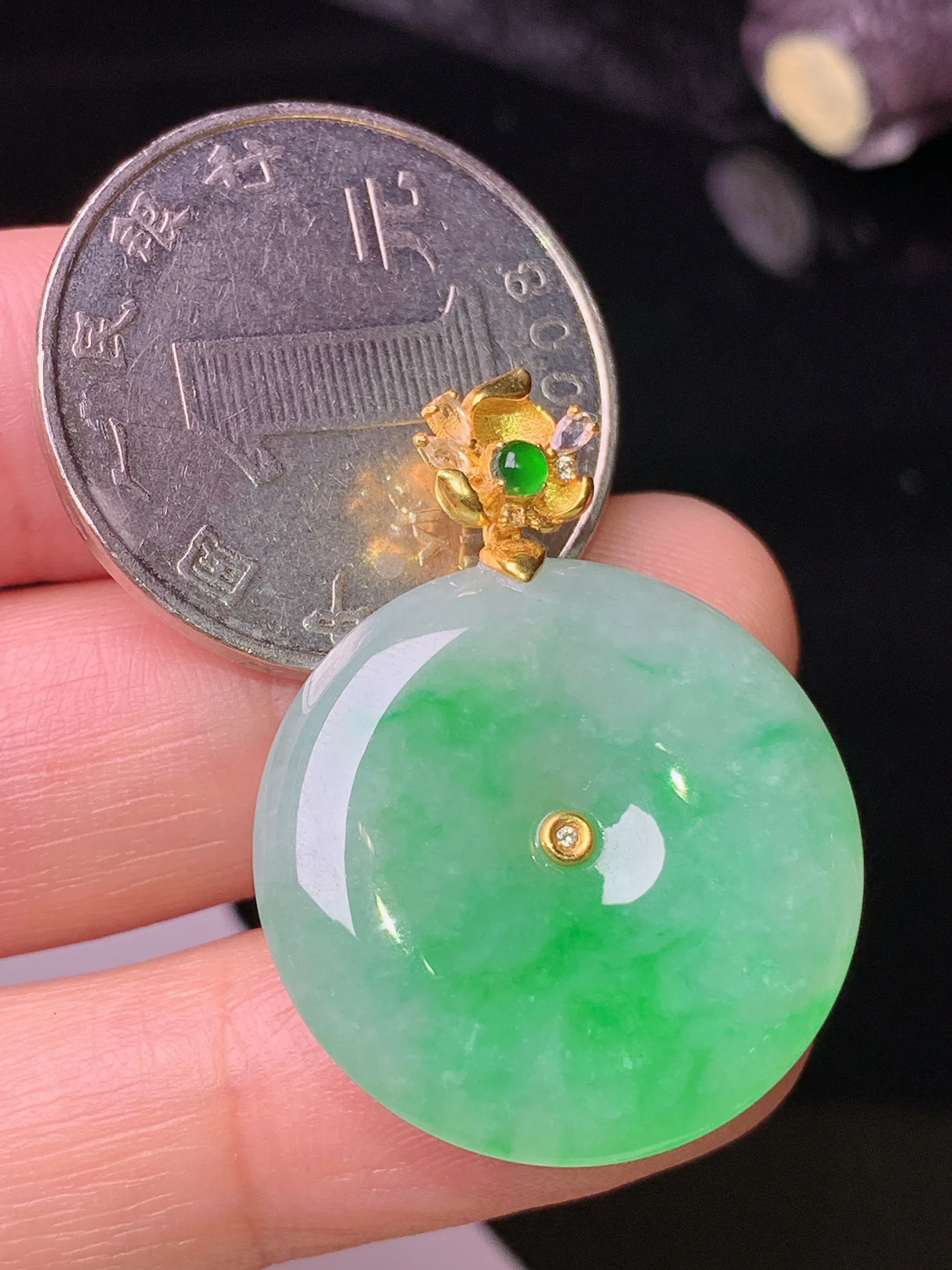 18k金钻镶嵌翠绿平安扣吊坠 玉质细腻 色泽清新艳丽 整体尺寸31.5*23.9*5.6