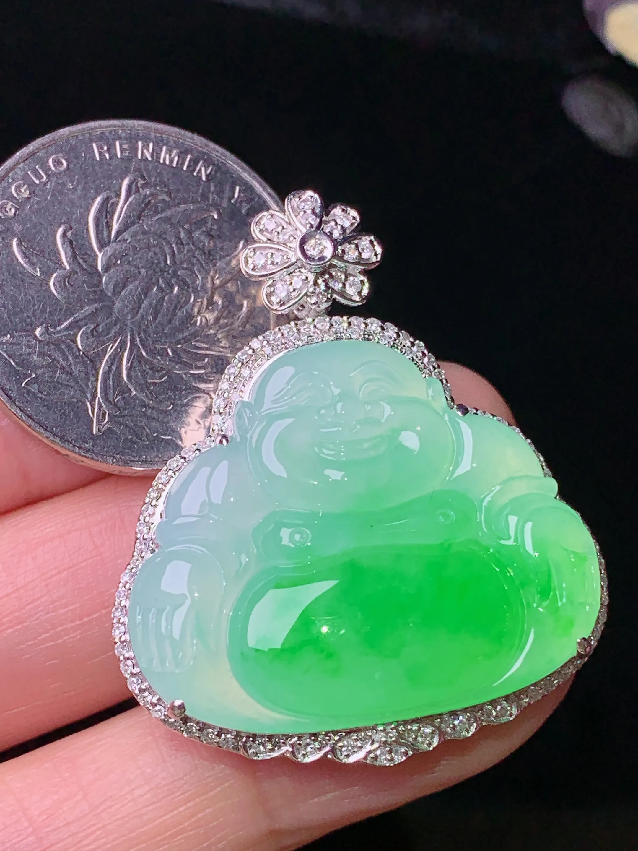 18k金钻镶嵌翠绿佛公吊坠 玉质细腻 色泽清新艳丽 整体尺寸38*32*10.7