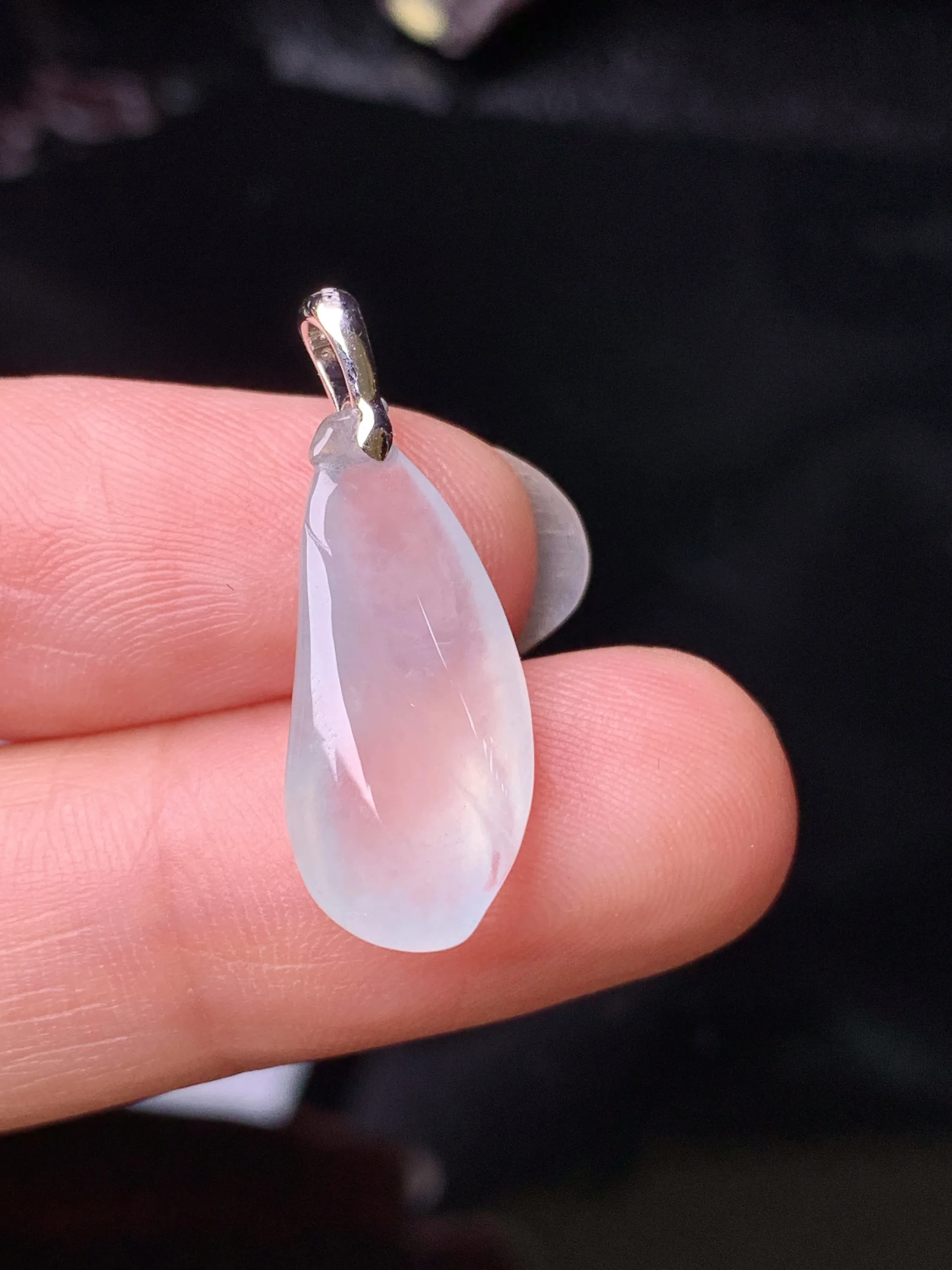 18k金钻镶嵌冰种花蕾吊坠 玉质细腻 色泽清新艳丽 整体尺寸25.5*9.2*5.7