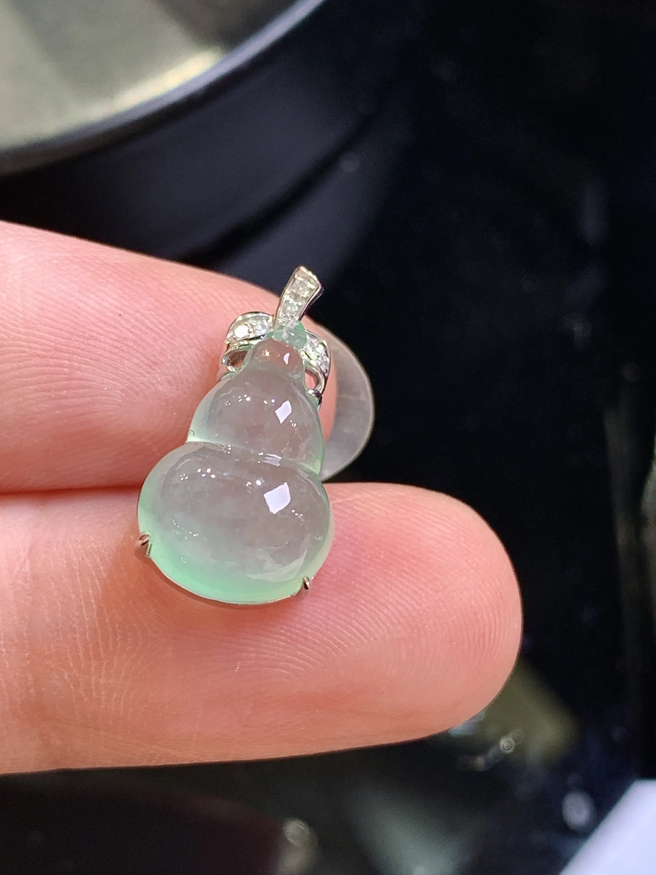 18k金钻镶嵌冰种吊坠 玉质细腻 色泽清新艳丽 整体尺寸17.2*9.2*7