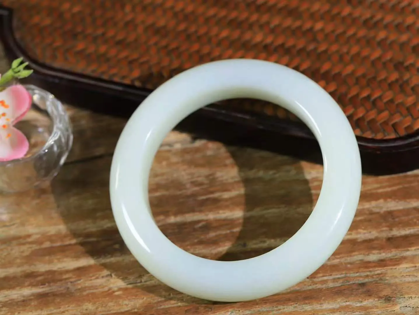 【婉约佳人.手镯】

精品和田玉青白玉手镯 玉质温润细腻 油性十足 手感舒适，高华雅逸，线条流畅，简