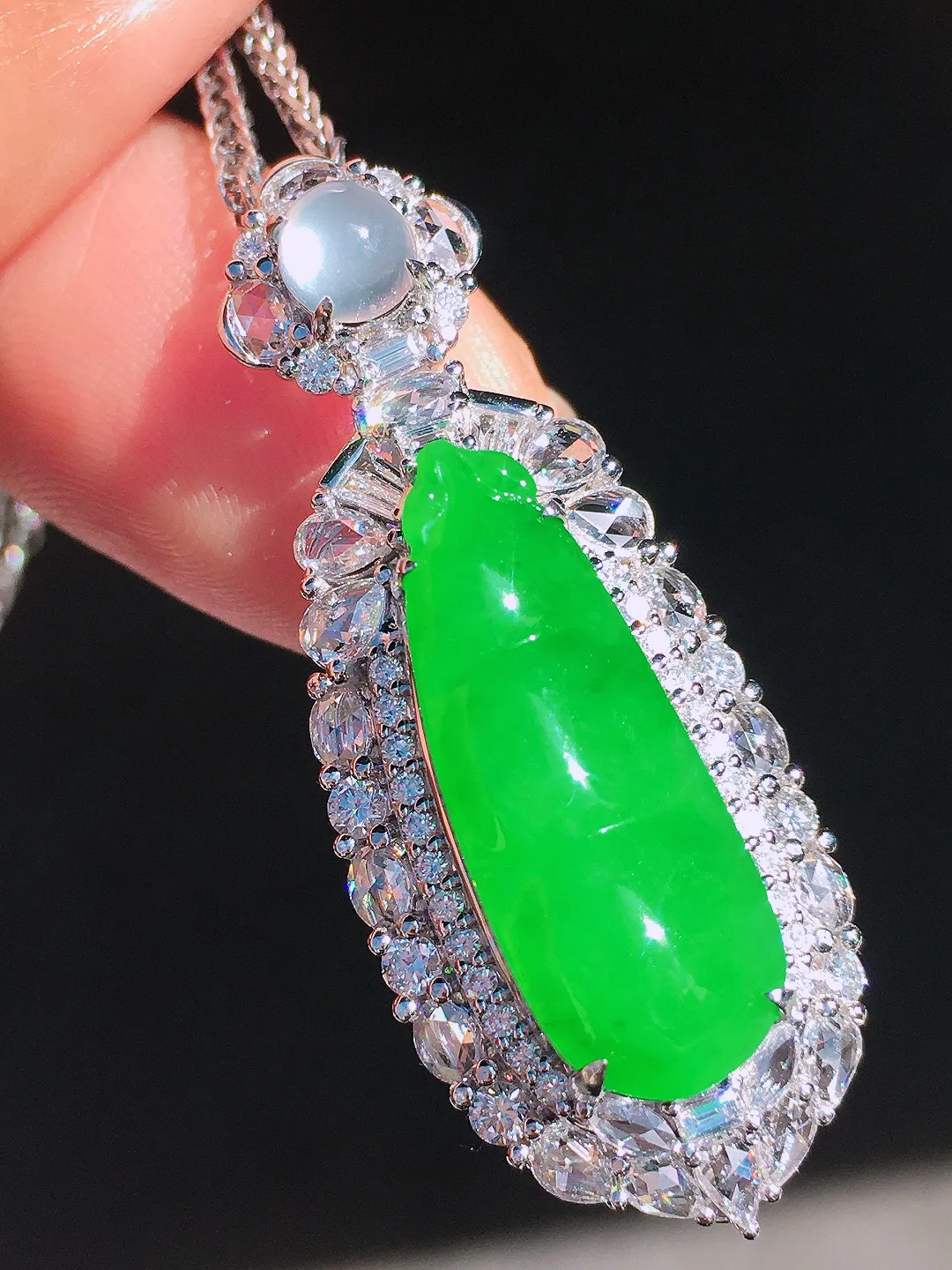 阳绿福豆吊坠，色泽均匀艳丽，玉质细腻，荧光感超
强，饱满圆润，尽显优雅气质，18k
金豪华镶嵌