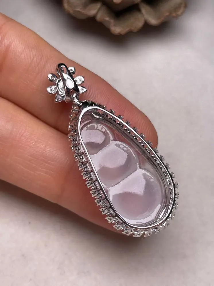 冰种福豆吊坠、真金真钻镶嵌，种水好，玉质细腻 .裸石尺寸 26.8*13.0