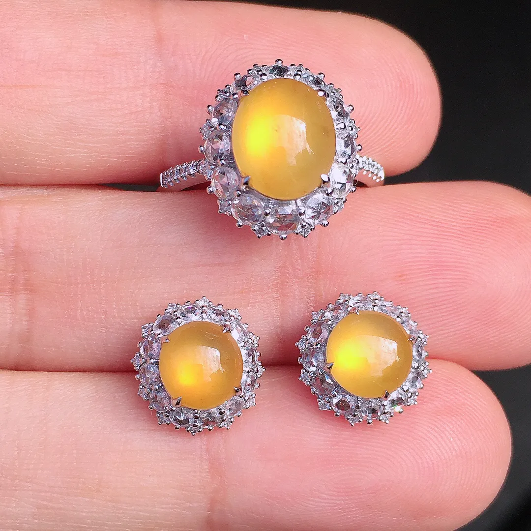 黄翡蛋面套装（戒指+耳钉），色泽均匀艳丽，玉质细腻，荧光感超
强，饱满圆润，尽显优雅气质，18k
金