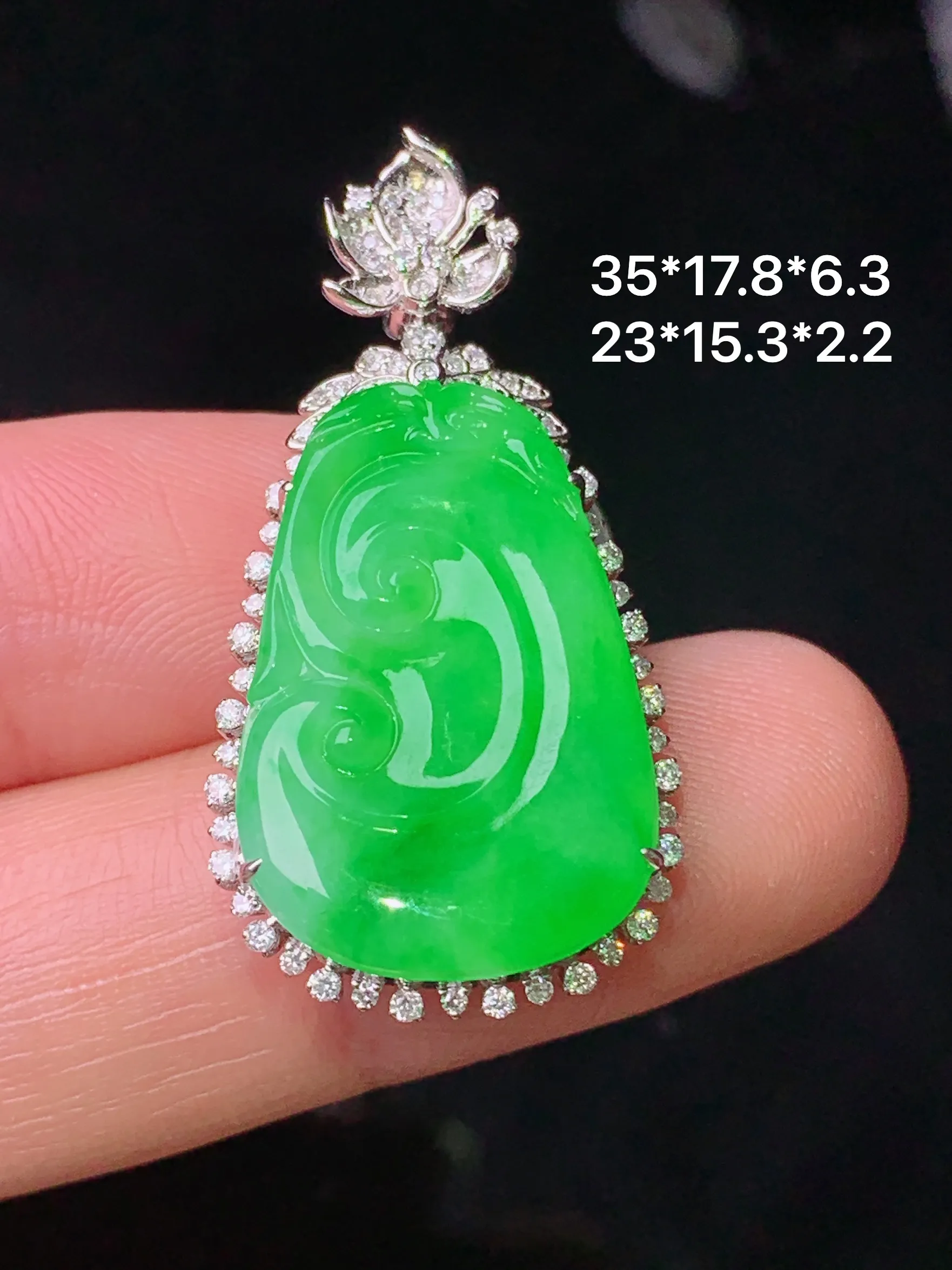 18k金钻镶嵌翠绿如意吊坠 玉质细腻 色泽清新艳丽 整体尺寸35*17.8*6.3