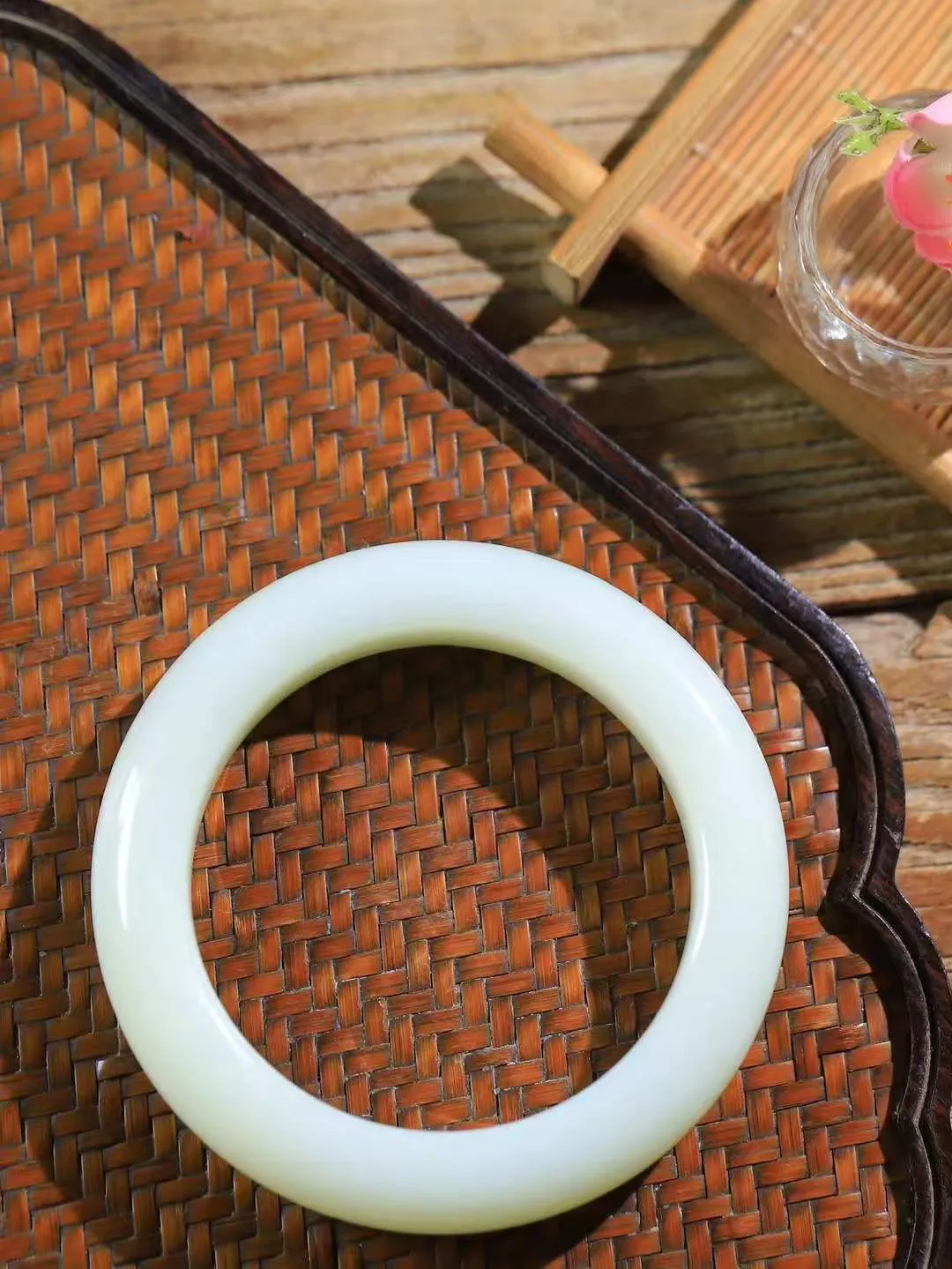 【婉约佳人.手镯】

精品和田玉青白玉手镯 玉质温润细腻 油性十足 手感舒适，高华雅逸，线条流畅，简约大气，美自天成，素雅高贵。佩戴于腕间，婉约之美，举手投足间透出那份低调奢华。重103.2克 内径60mm  尺寸15.5-12mm   FDL-111152133