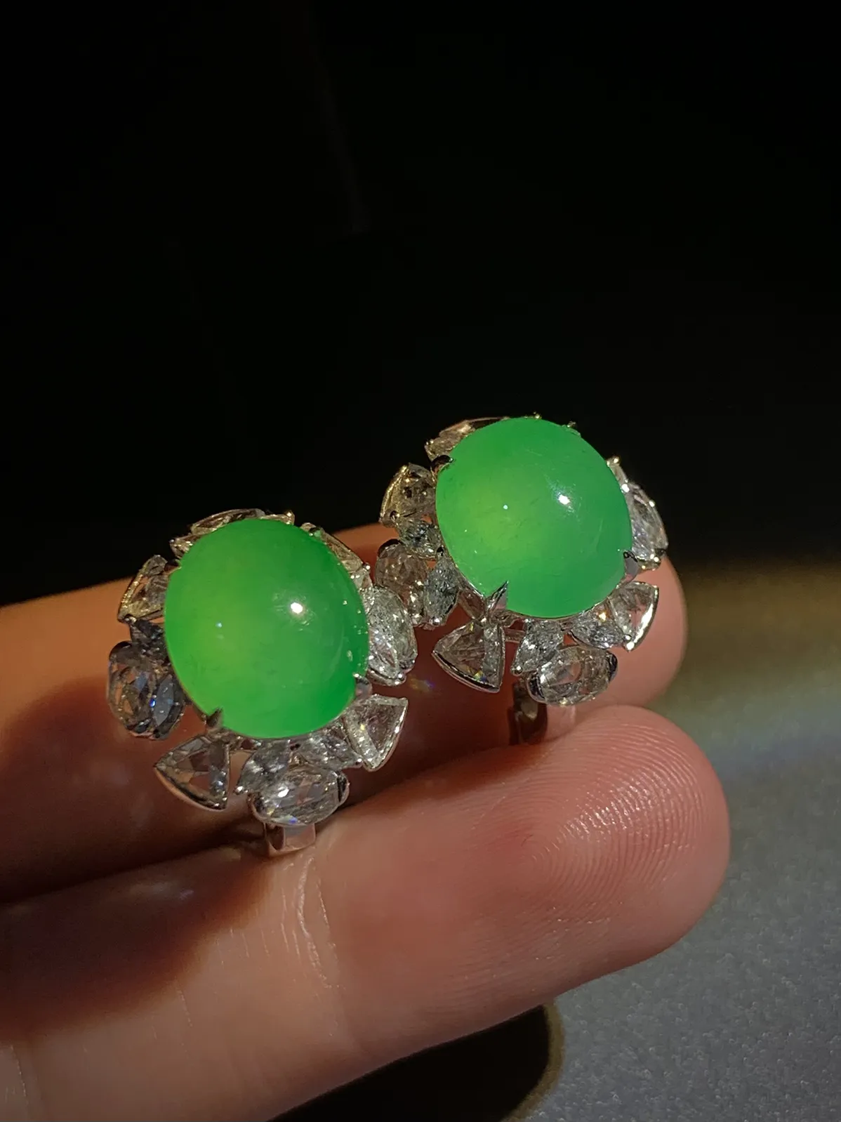 绿耳钉耳拍，裸石11.8-10.2-5.8mm，
18K金，南非钻，10.52g，