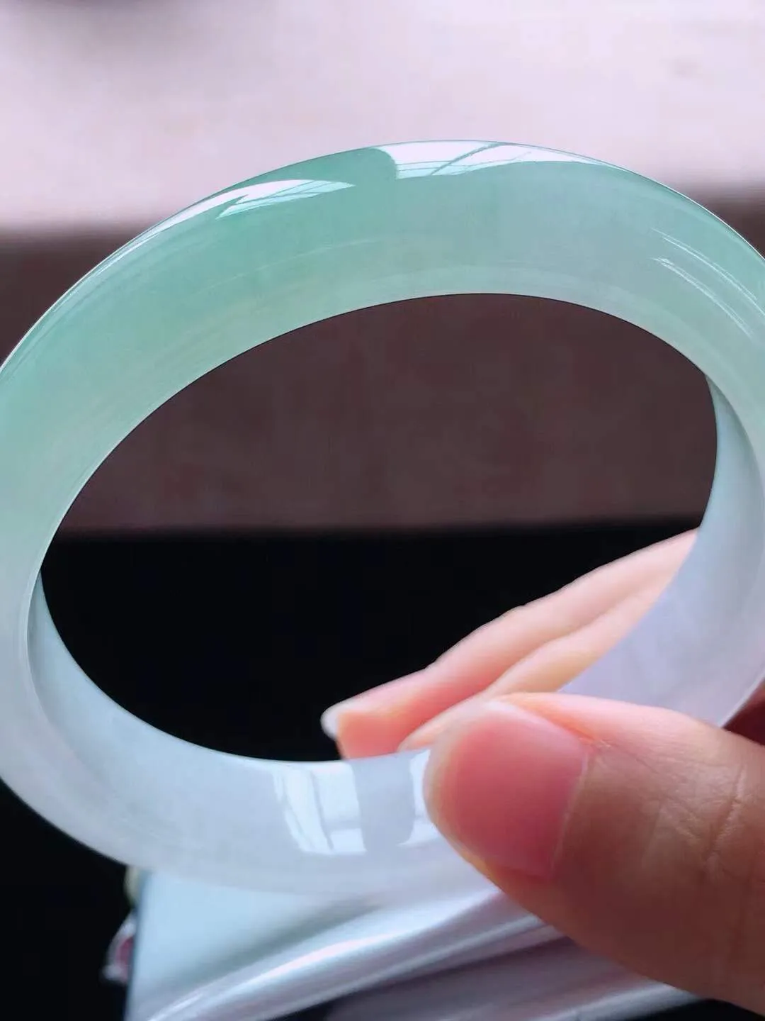 【翡翠名称】老种冰晴绿56.5贵妃圈口翡翠手镯
【翡翠尺寸】56.5*50*12.3*7.5mm适合