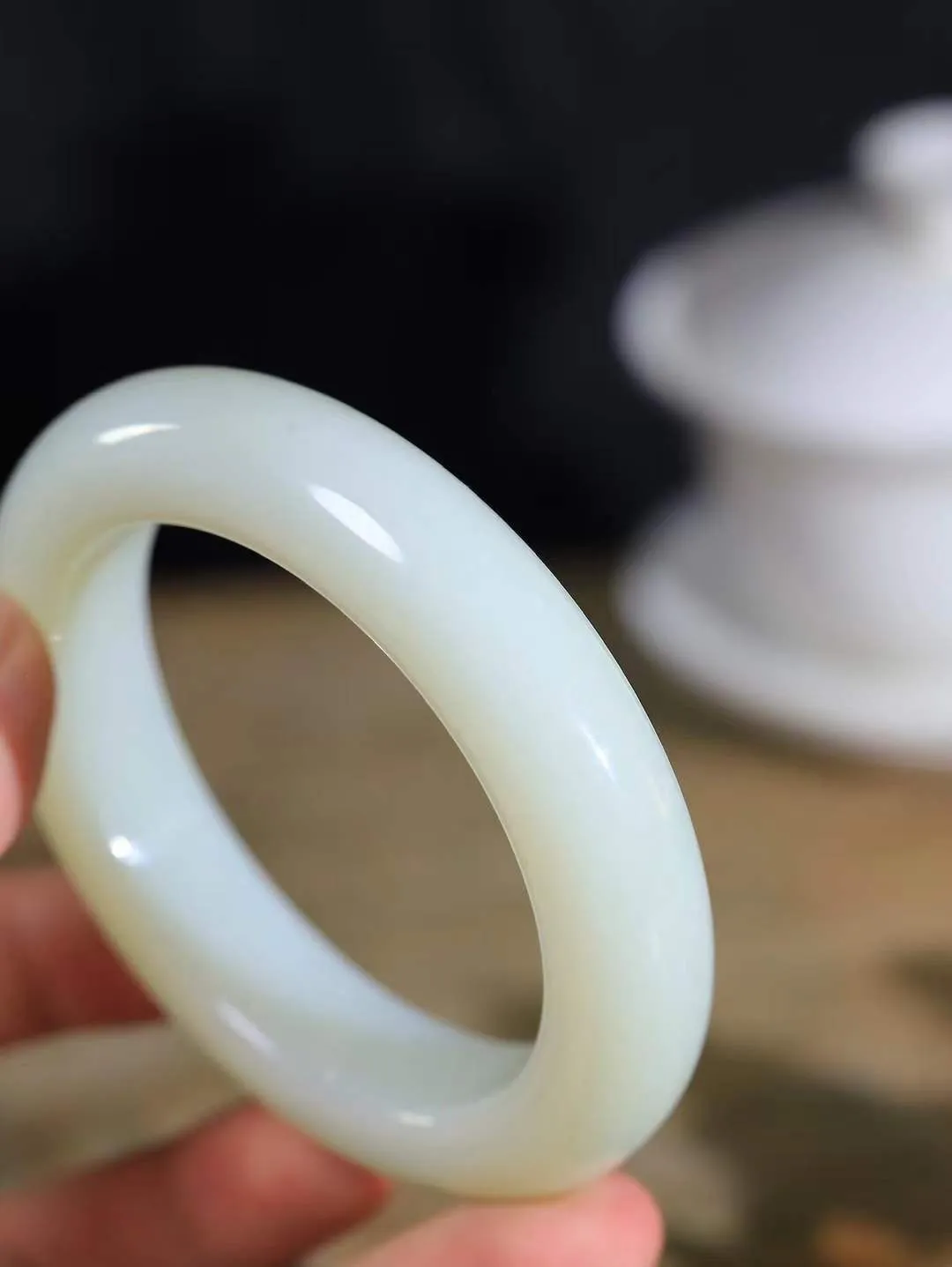 【婉约佳人.手镯】

精品和田玉青白玉手镯 玉质温润细腻 油性十足 手感舒适，高华雅逸，线条流畅，简约大气，美自天成，素雅高贵。佩戴于腕间，婉约之美，举手投足间透出那份低调奢华。重103.2克 内径60mm  尺寸15.5-12mm   FDL-111152133