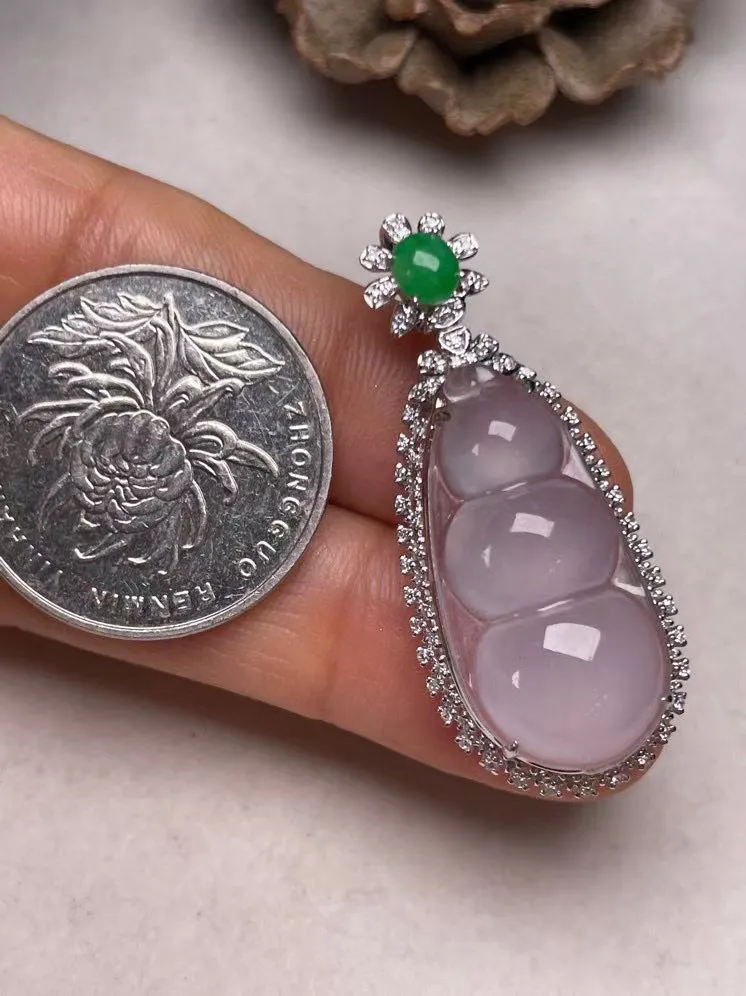 冰种福豆吊坠、真金真钻镶嵌，种水好，玉质细腻 .裸石尺寸 26.8*13.0