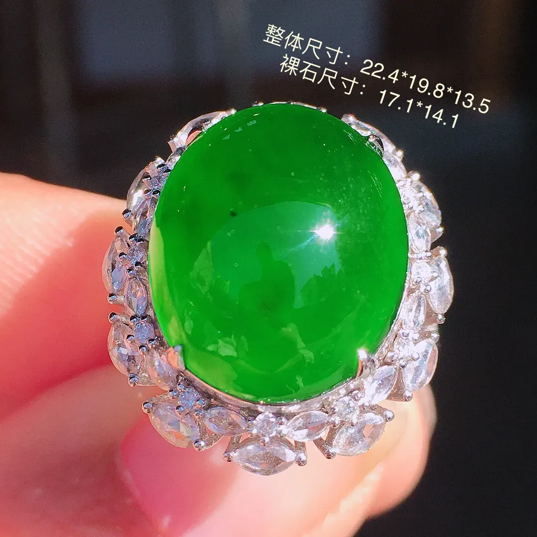 阳绿蛋面戒指，色泽均匀艳丽，玉质细腻，荧光感超
强，饱满圆润，尽显优雅气质，18k
金豪华镶嵌