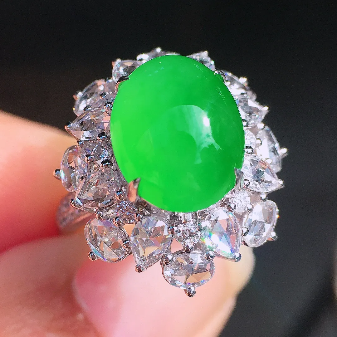 阳绿蛋面戒指，色泽均匀艳丽，玉质细腻，荧光感超
强，饱满圆润，尽显优雅气质，18k
金豪华镶嵌