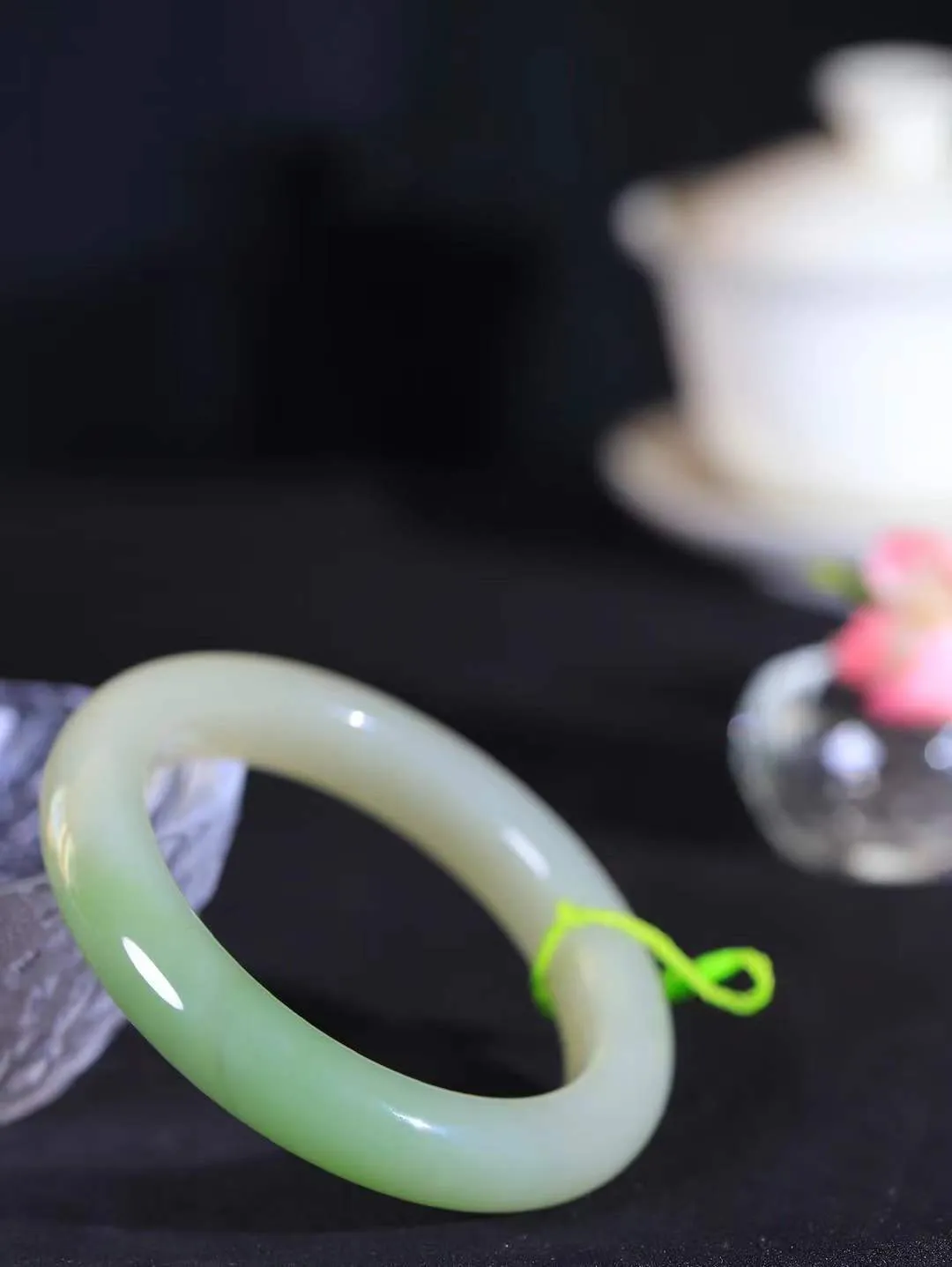 （一见钟情.手镯）

精品和田玉翠青手镯，玉质温和莹润，精光内蕴，手感舒适。整器简约，打磨光洁，让人爱不释手，料美艺精，萦绕于手，尽显高贵之姿。重69克 内径58.5mm尺寸12.5-10.2mm   FDA-101102173