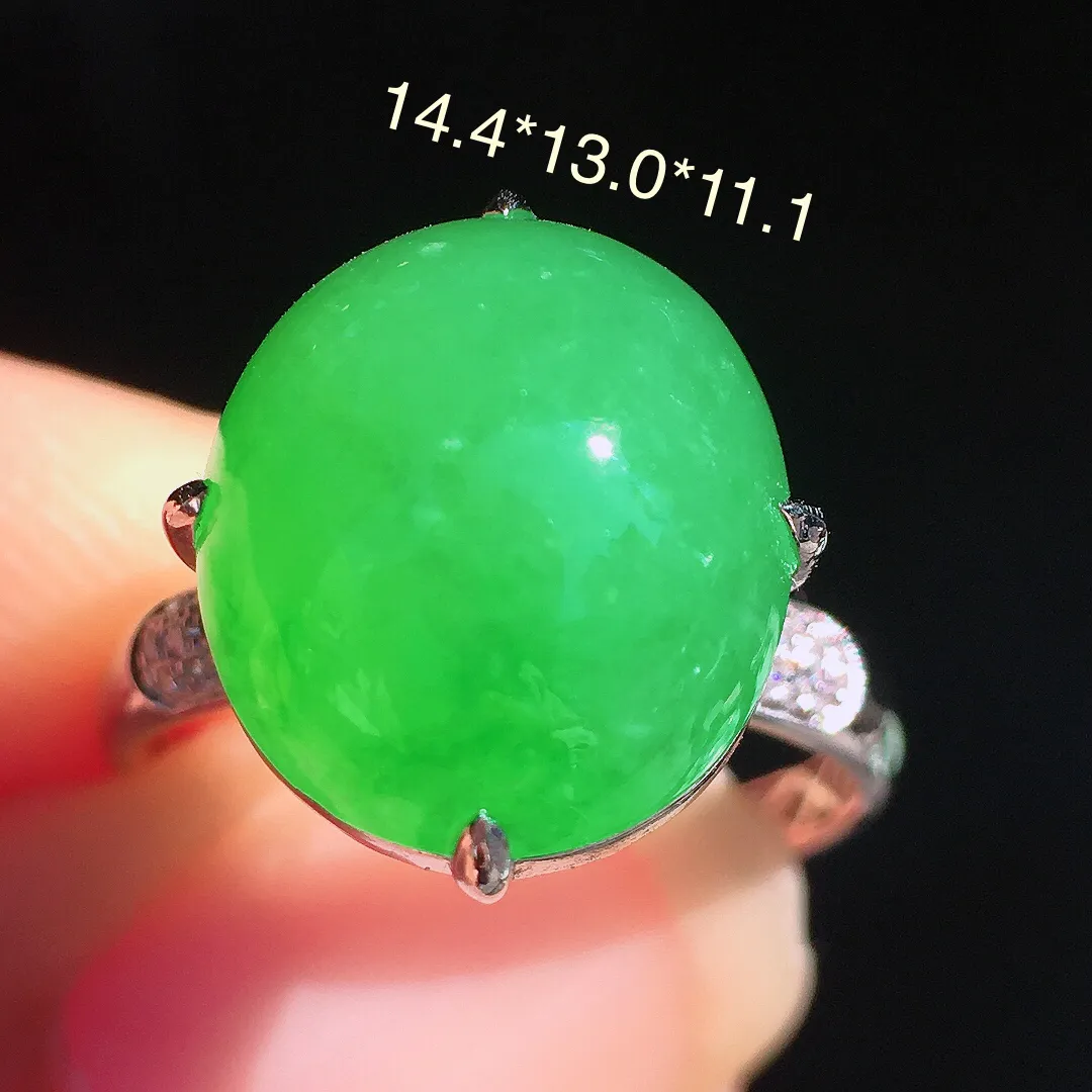 阳绿蛋面戒指，色泽均匀艳丽，玉质细腻，荧光感超
强，饱满圆润，尽显优雅气质，18k
金豪华镶嵌