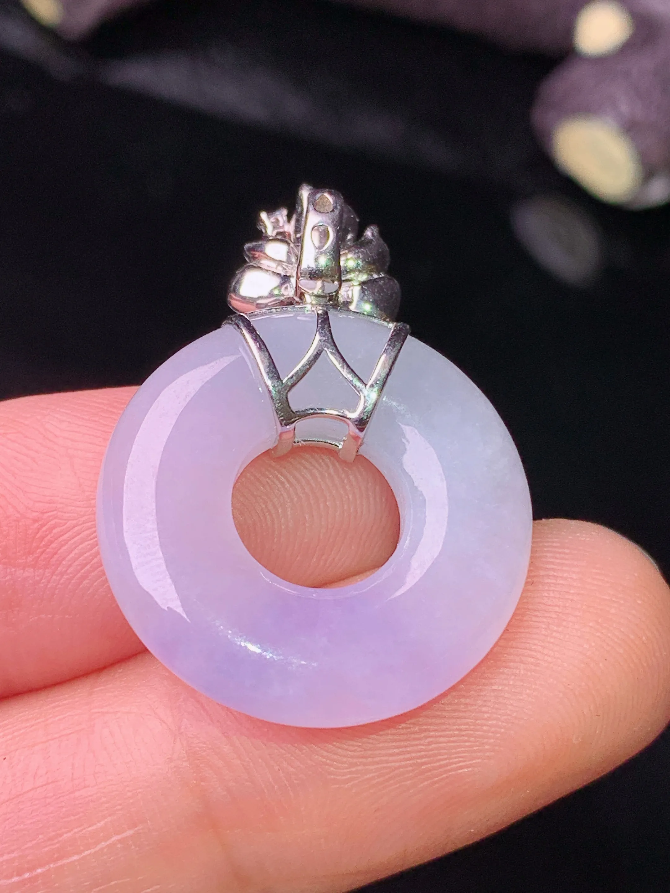 18k金钻镶嵌紫罗兰平安环吊坠 玉质细腻 色泽清新艳丽 整体尺寸28.8*20.5*4.5