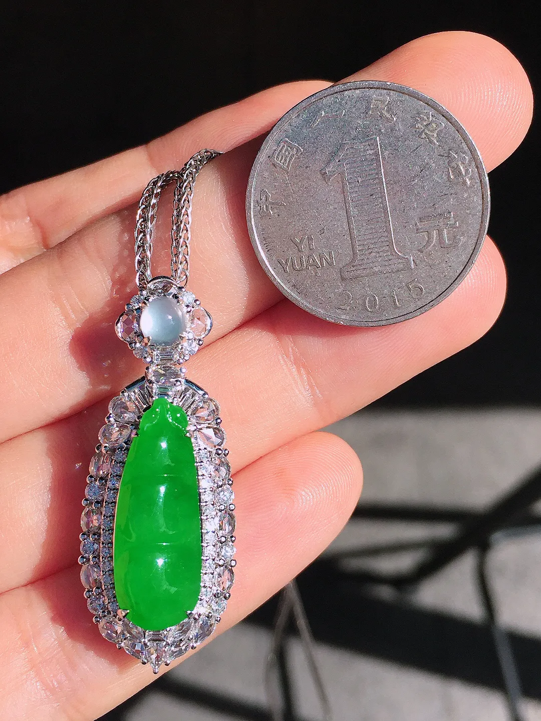 阳绿福豆吊坠，色泽均匀艳丽，玉质细腻，荧光感超
强，饱满圆润，尽显优雅气质，18k
金豪华镶嵌