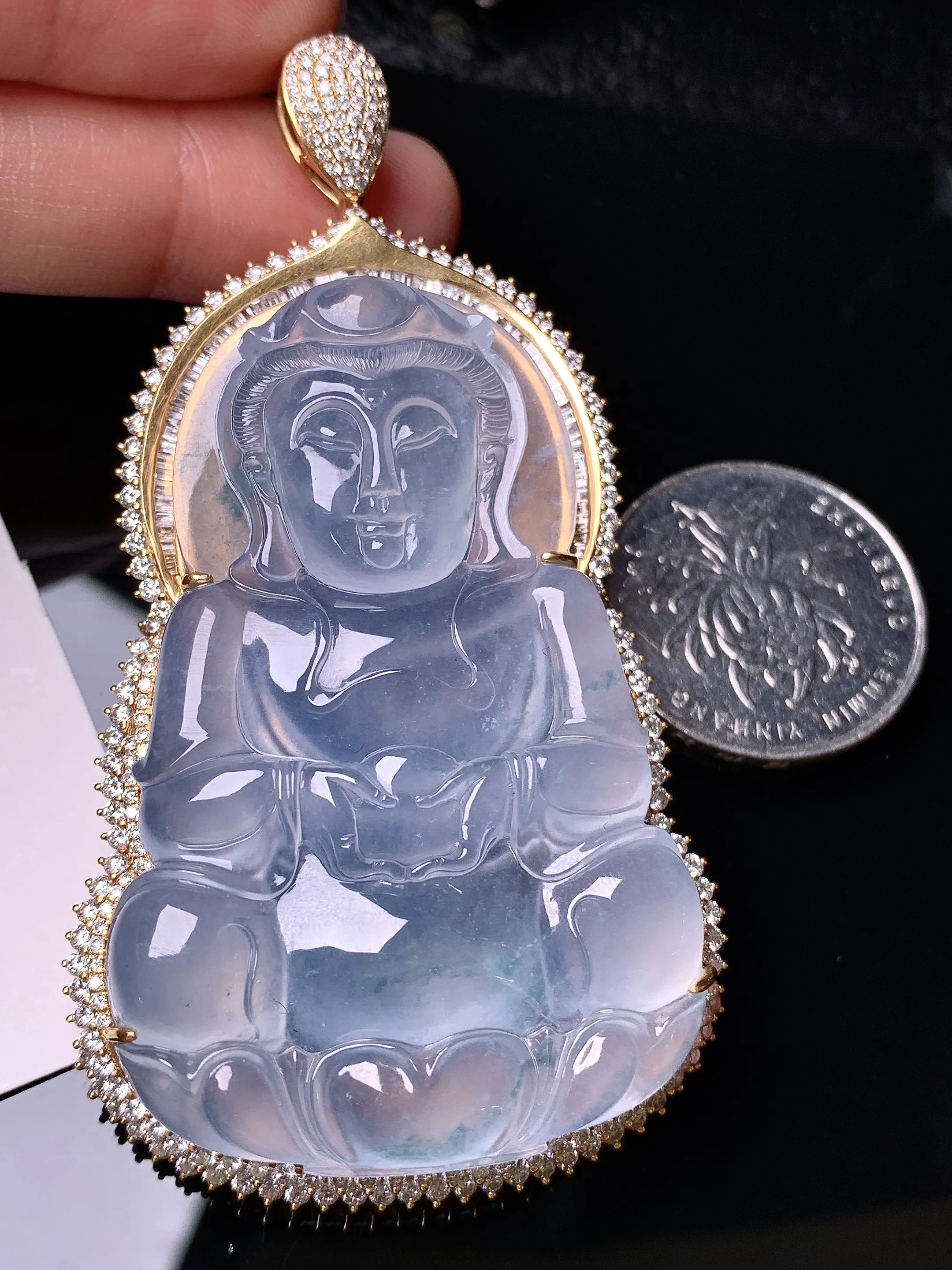 18k金钻镶嵌冰种观音吊坠 玉质细腻 色泽清新艳丽 整体尺寸76.8*41.6*13.8