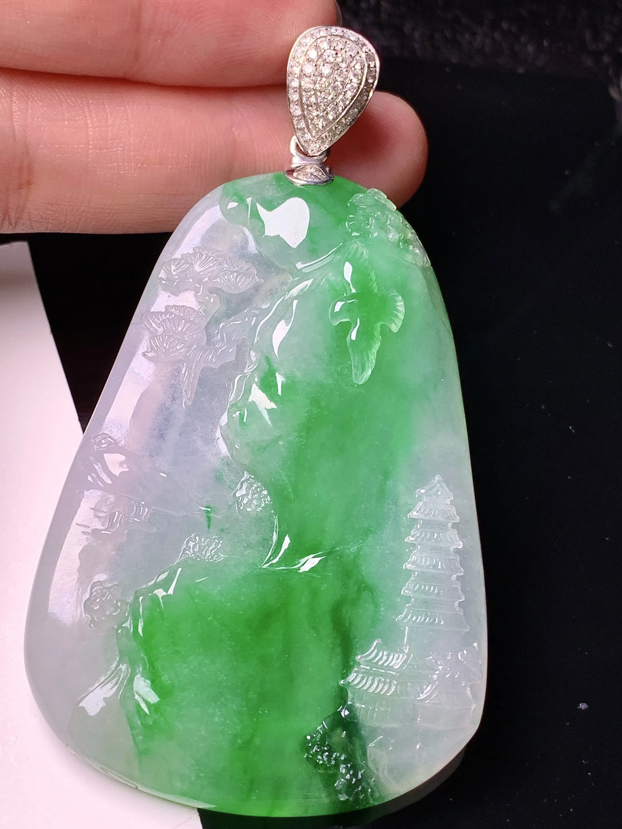18k金钻镶嵌飘绿山水牌子吊坠 玉质细腻 色泽清新艳丽 整体尺寸72.6*40.5*7.6