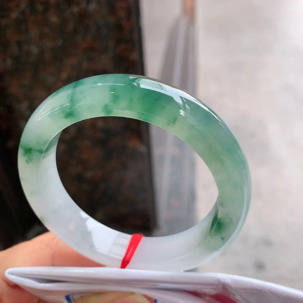 正圈高冰飘花 无瑕 尺寸:54.1/12.4/9.1 花美