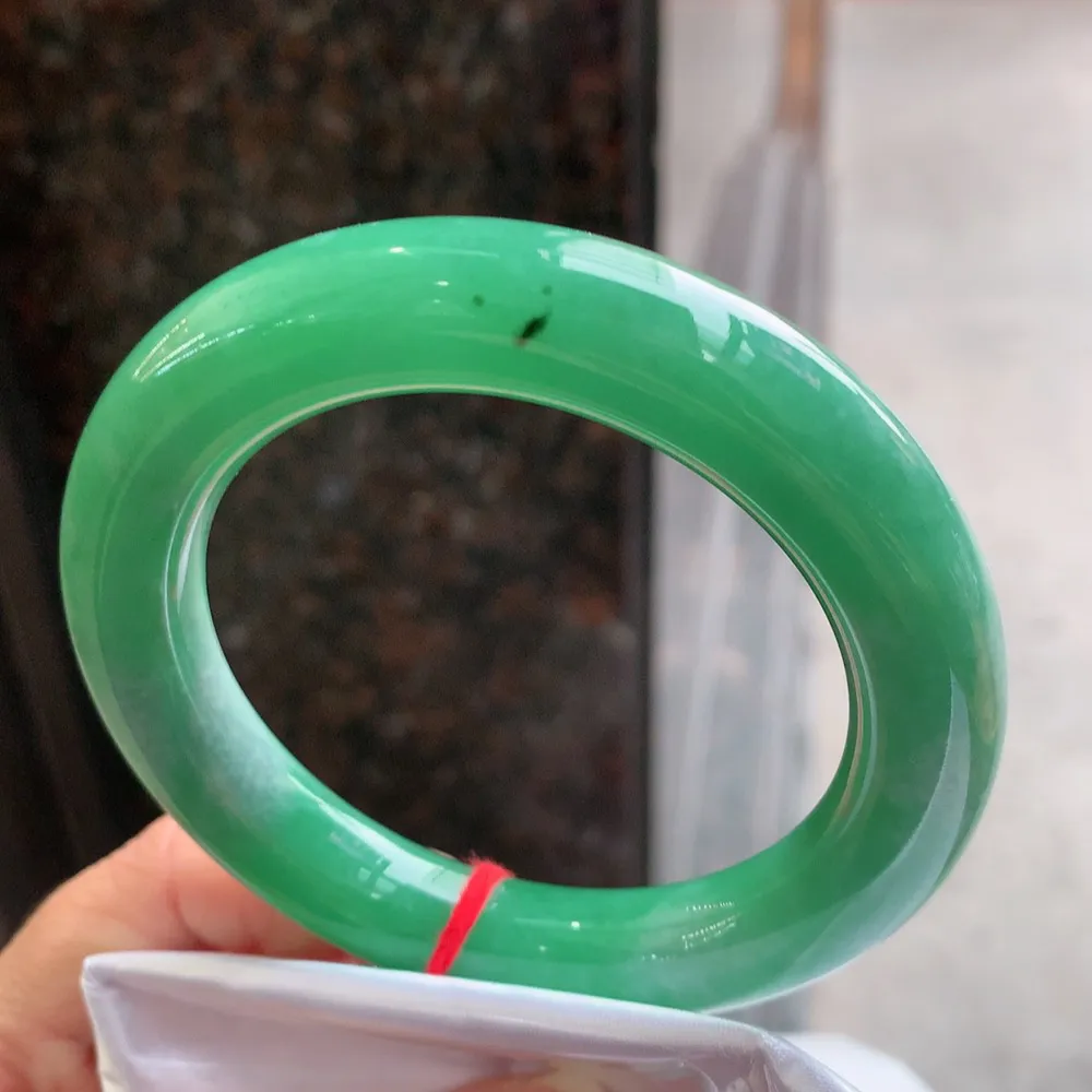 圆条满绿 无瑕 尺寸:58.7/12.1/12.3 满色