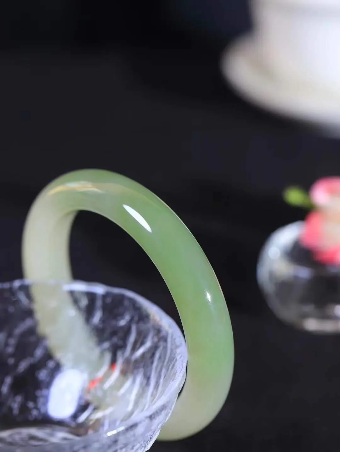 【翠色怡人.手镯】

精品和田玉翠青手镯，精品超级美镯，玉质细腻饱满，️温润脂香，仙雾缥缈，怡静如画，意蕴十足～，戴于腕间，神秘与高贵并存，给人以出尘的风雅，优美脱俗，气质非凡。重65克 内径57.5mm尺寸12.6-9.9mm191152100A