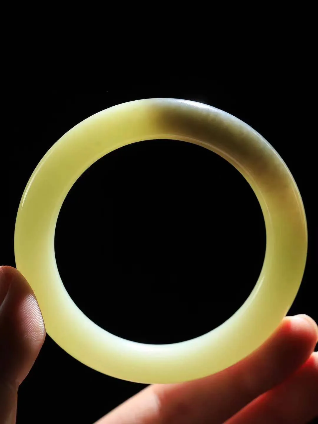 【情有独钟.手镯】

精品和田玉双色手镯 玉质温润细腻 油性十足 手感舒适，高华雅逸，线条流畅，简约大气，美自天成，素雅高贵。佩戴于腕间，婉约之美，举手投足间透出那低调奢华。重61.7克 内径57mm 尺寸11.6-10.6mm   FDL-791152151