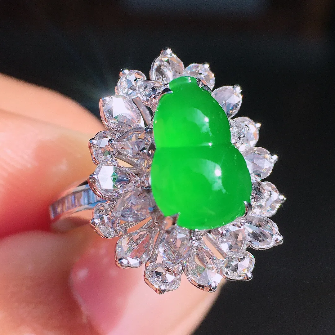 阳绿葫芦戒指，色泽均匀艳丽，玉质细腻，荧光感超
强，饱满圆润，尽显优雅气质，18k
金豪华镶嵌