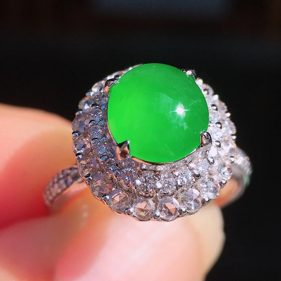 阳绿蛋面戒指，色泽均匀艳丽，玉质细腻，荧光感超
强，饱满圆润，尽显优雅气质，18k
金豪华镶嵌