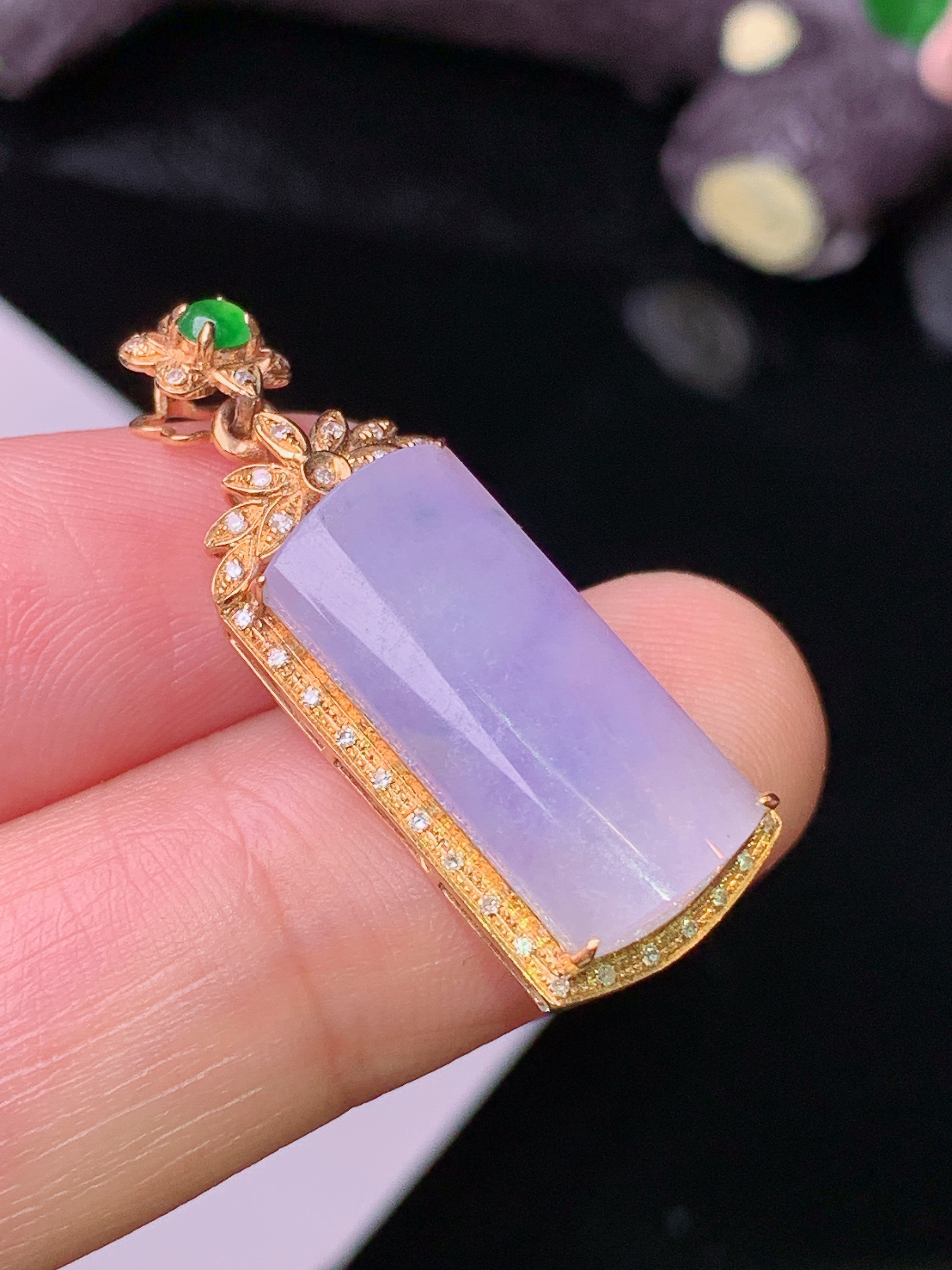 18k金钻镶嵌紫罗兰玉柱吊坠 玉质细腻 色泽清新艳丽 整体尺寸30.8*11.5*5.8