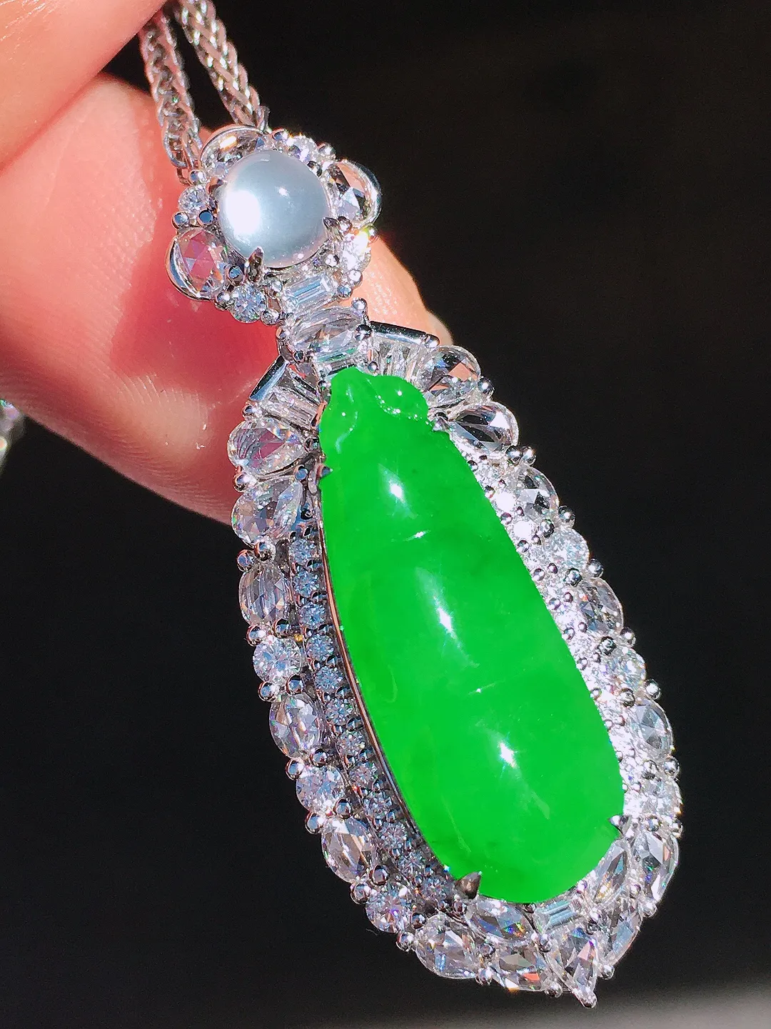 阳绿福豆吊坠，色泽均匀艳丽，玉质细腻，荧光感超
强，饱满圆润，尽显优雅气质，18k
金豪华镶嵌