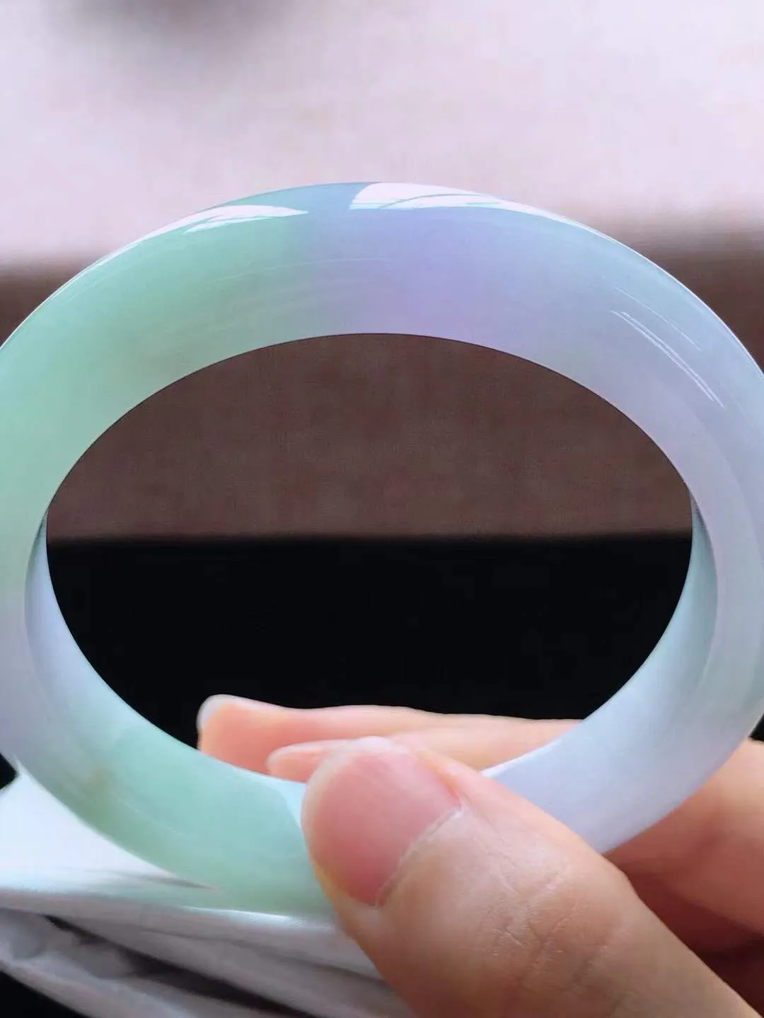 【翡翠名称】老种冰春彩54.6正圈口翡翠手镯
【翡翠尺寸】54.6*11.2*8.6mm适合53.6-56正圈口佩戴
【翡翠描述】缅甸天然翡翠A货，种老水足，玉质细腻，色泽靓丽，性价比高，佩戴效果好！